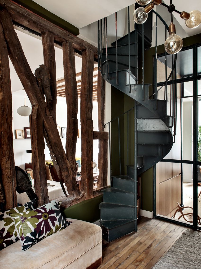 entrée appartement rénové avec poutres et escalier acier