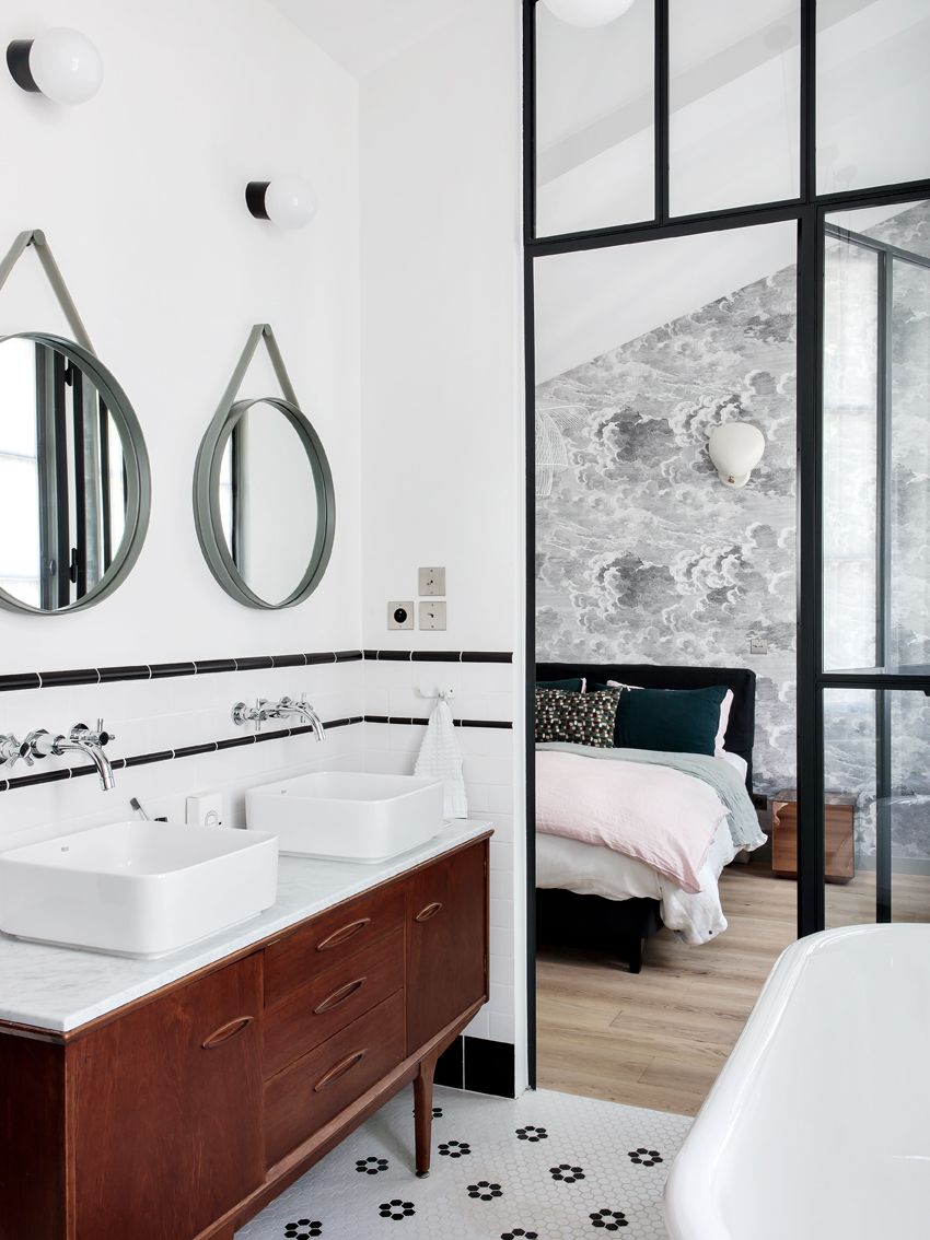 chambre noire et blance avec salle de bain 