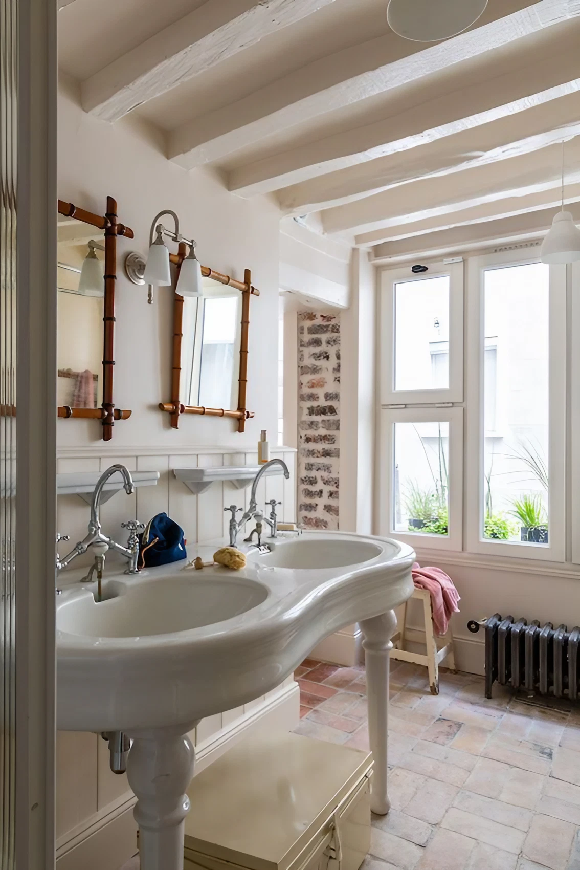 salle de bain appartement rénové avec poutres