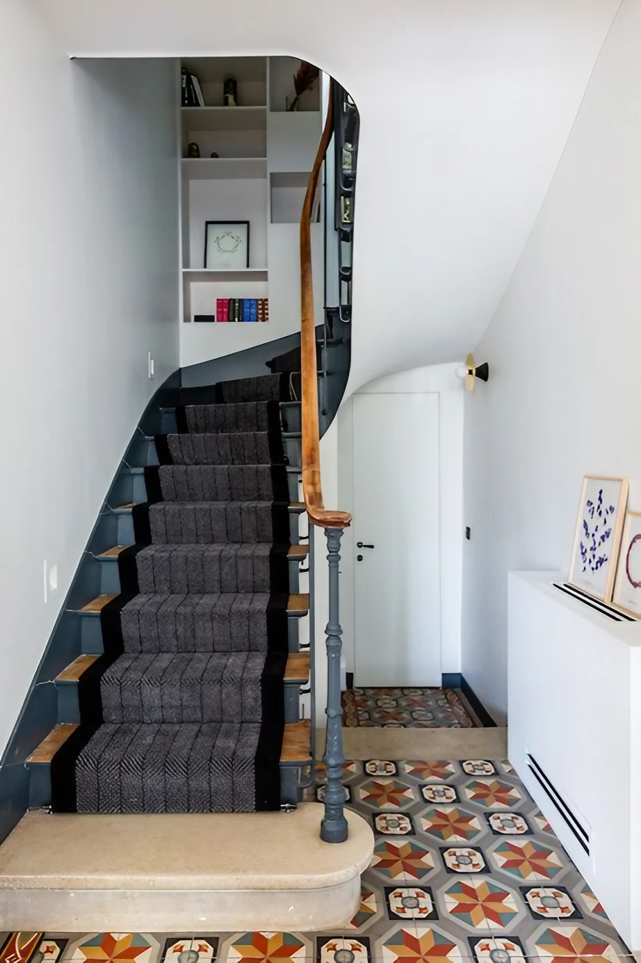 entrée maison rénovée avec carreaux de ciment anciens