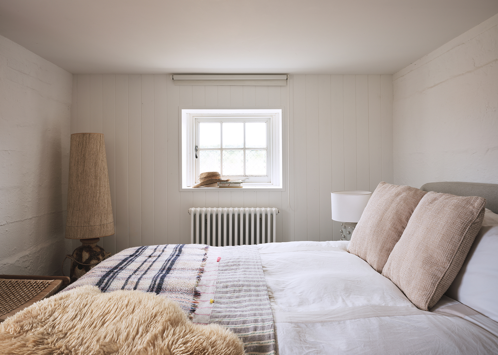 chambre murs lambris bois blanc maison de plage anglaise