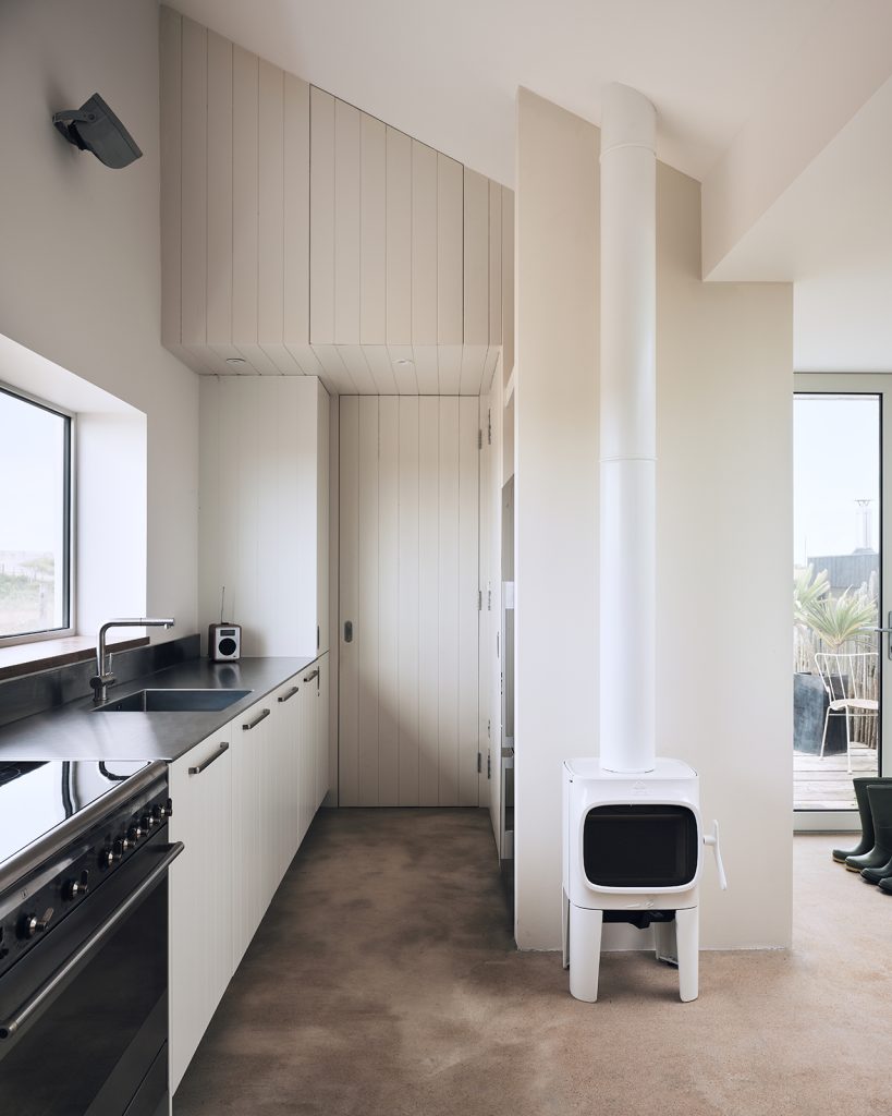 cuisine design blanche sol béton 