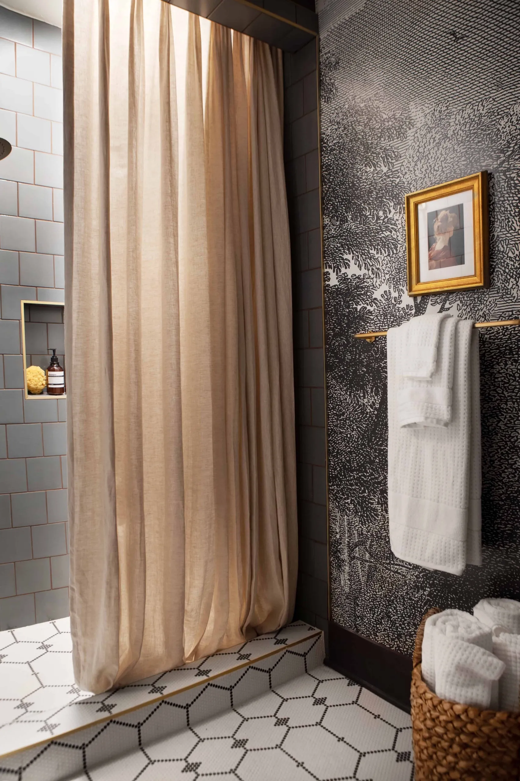 salle de bain avec papier-peint salle de bain avec papier-peint
