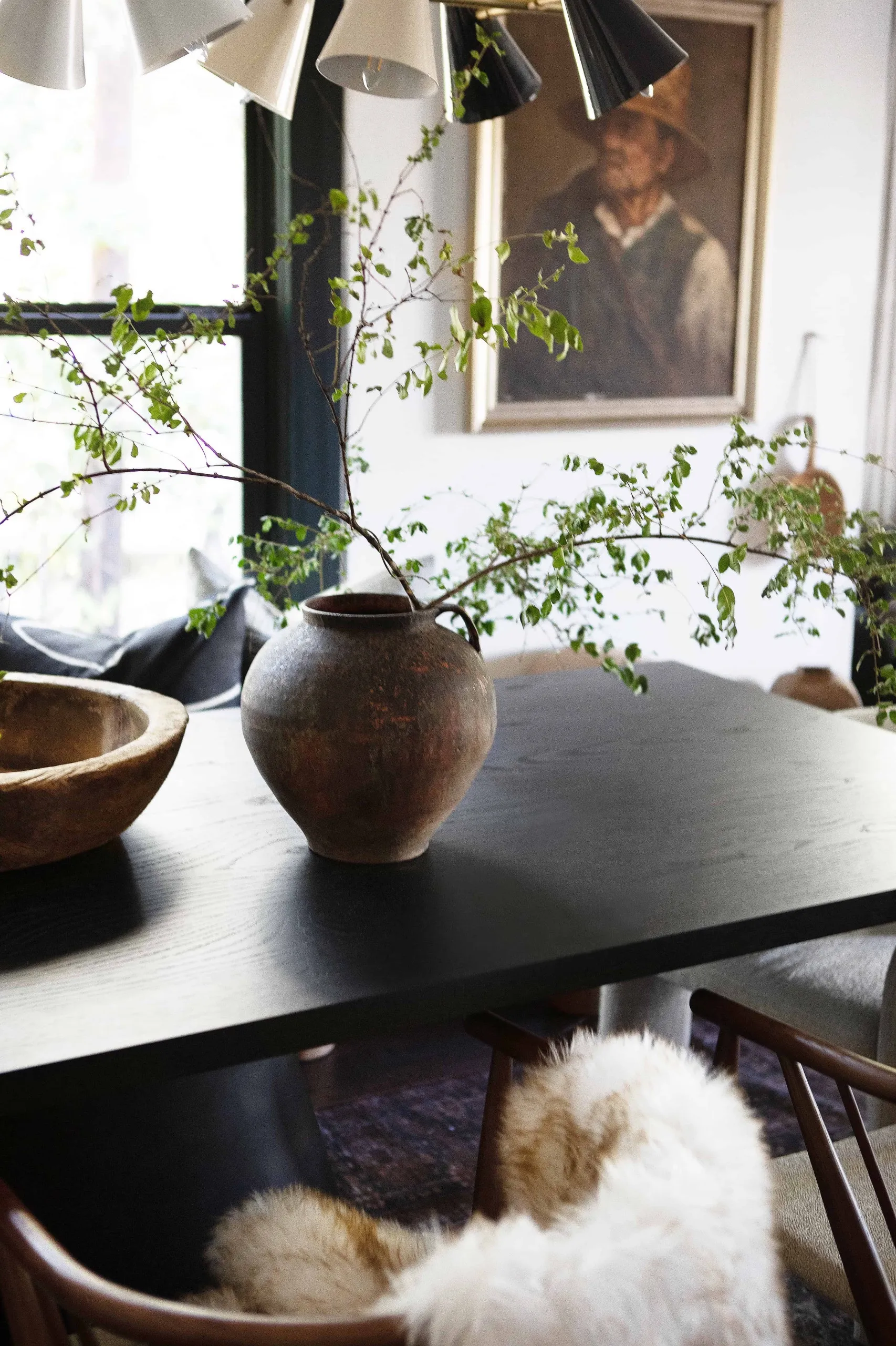 table noire avec poterie table noire avec poterie
