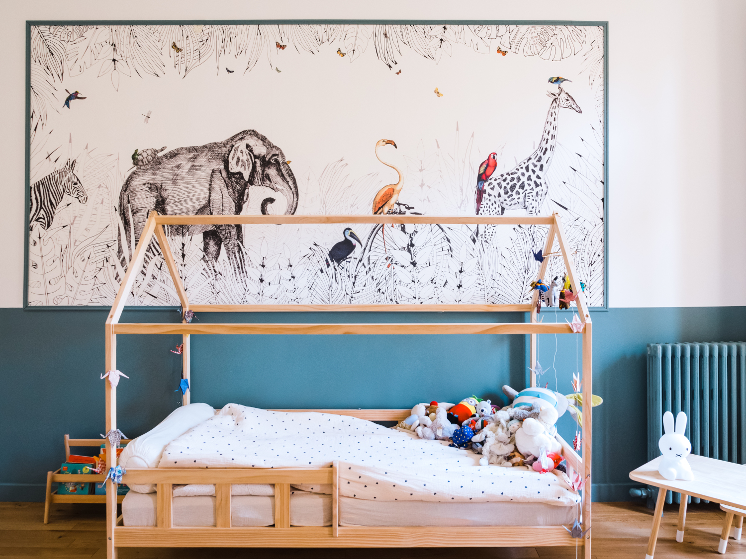 chambre enfant décoration contemporaine lit cabane et papier-peint animal chambre enfant décoration contemporaine lit cabane et papier-peint animal