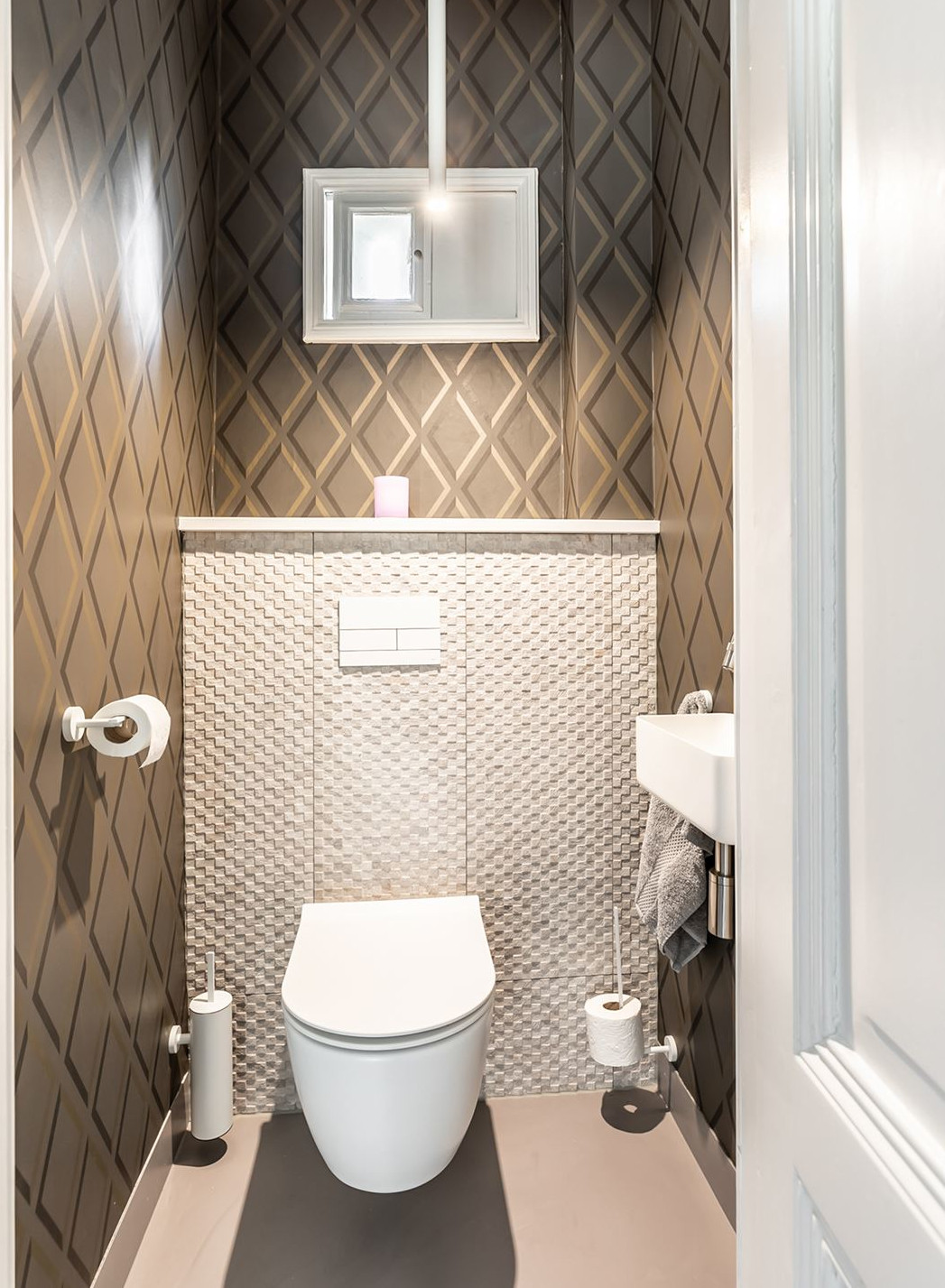 toilettes avec papier-peint toilettes avec papier-peint