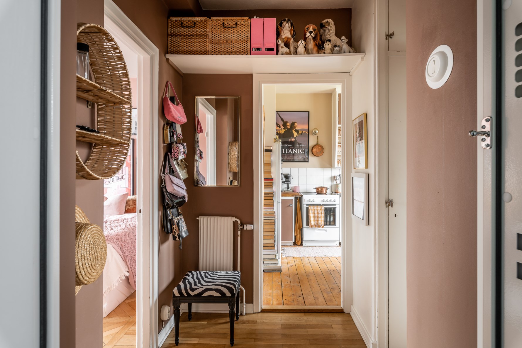 entrée studio 35m2 décoration vintage rose
