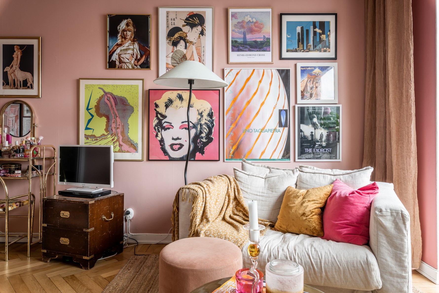 salon rose mur d'images