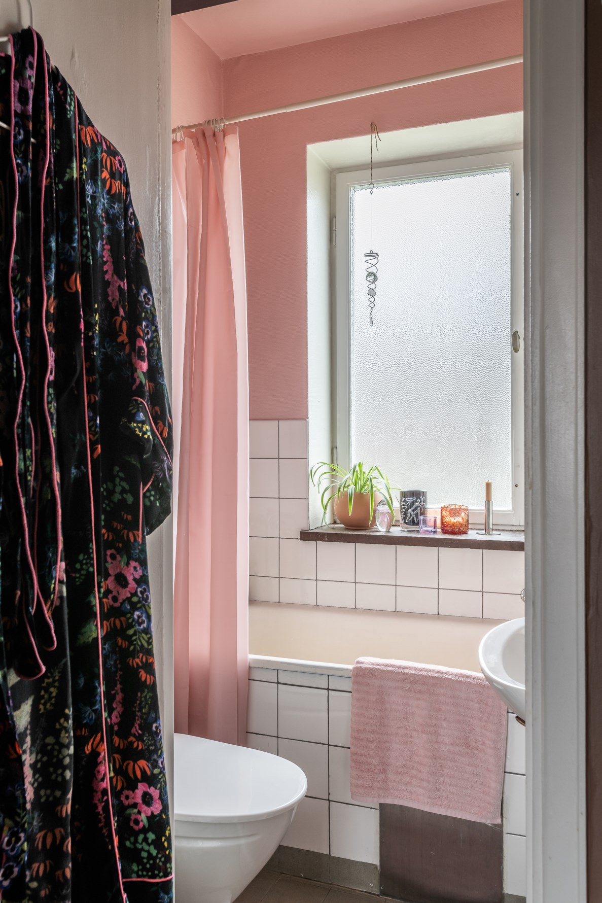 salle de bain studio 35m2 décoration vintage rose