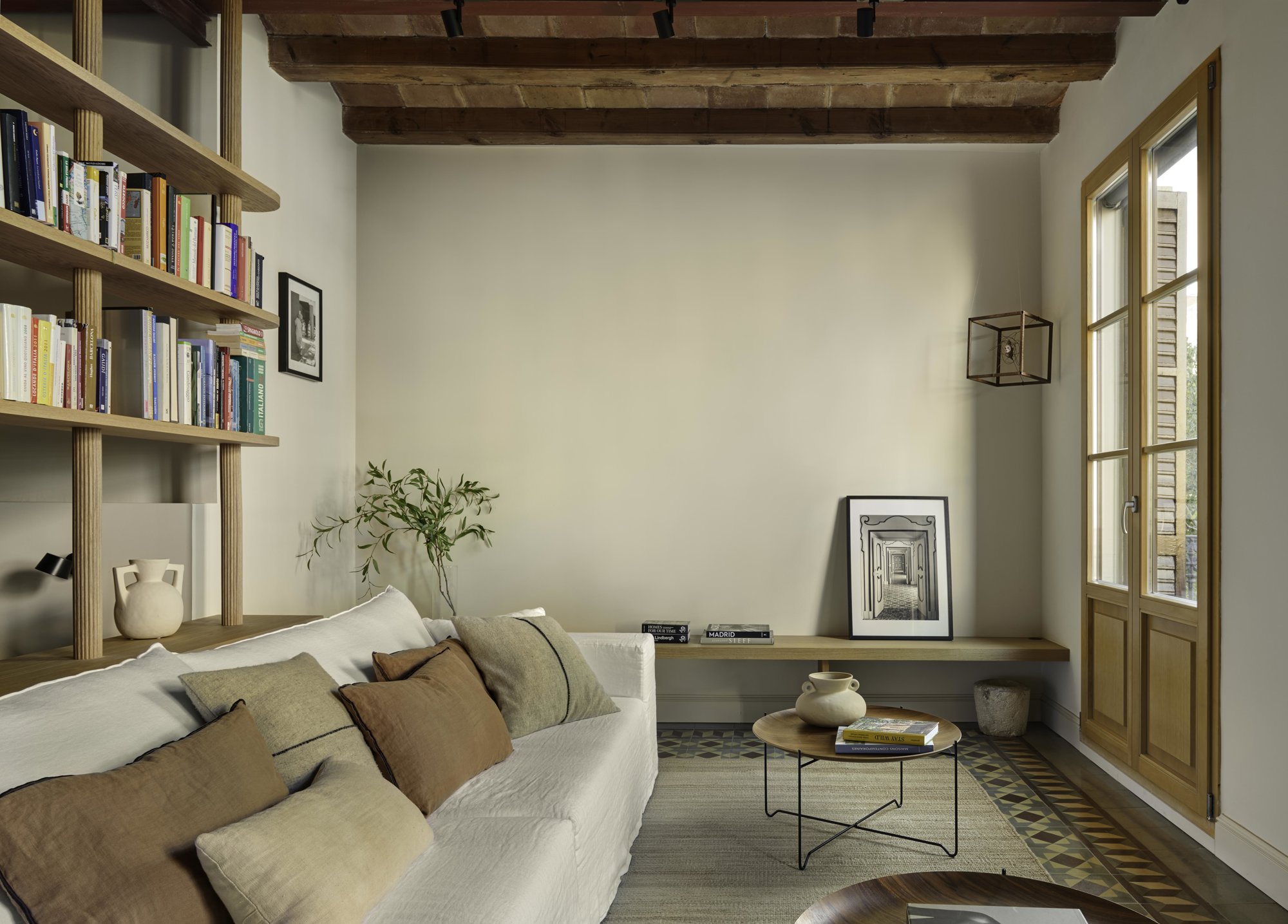 salon avec plafond catalan appartement rénové salon avec plafond catalan appartement rénové