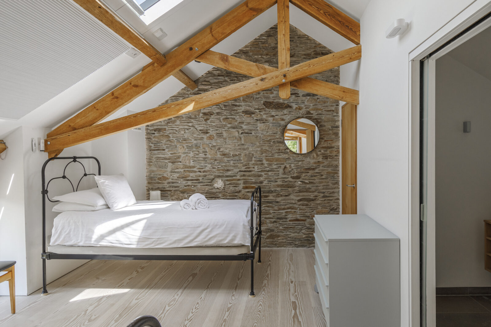 chambre avec poutres et mur de pierres décoration design chambre avec poutres et mur de pierres décoration design