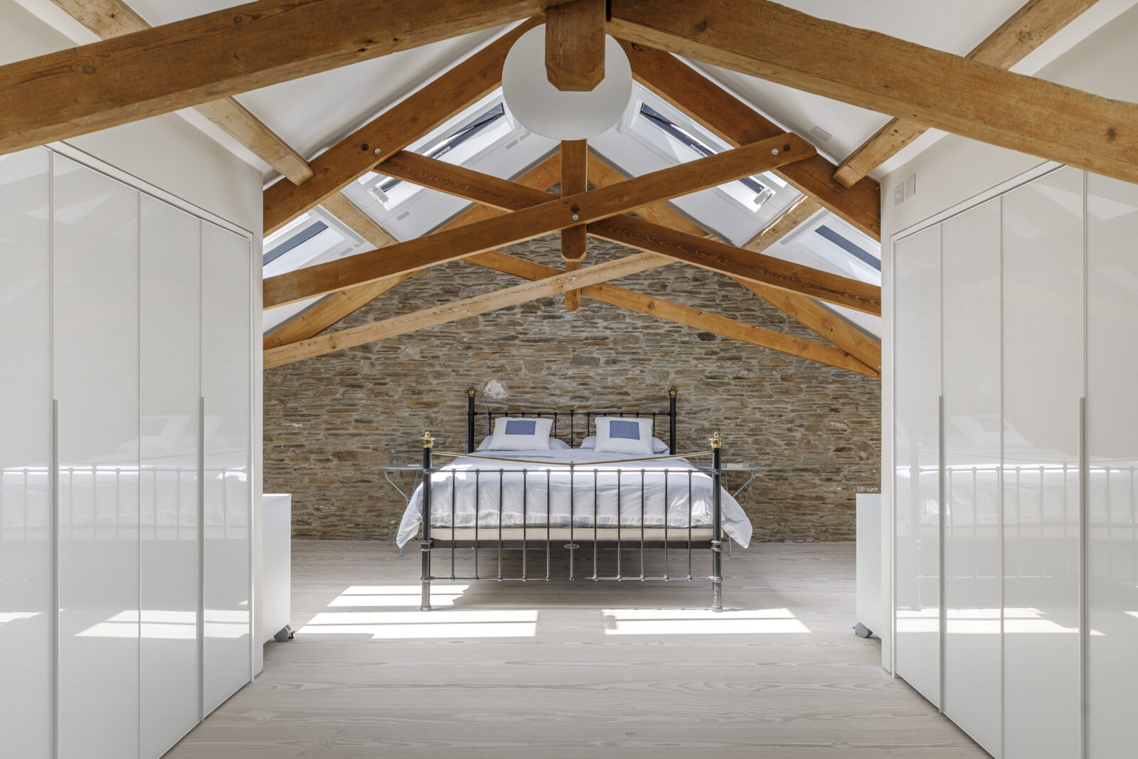 chambre avec mur de pierres et poutres chambre avec mur de pierres et poutres
