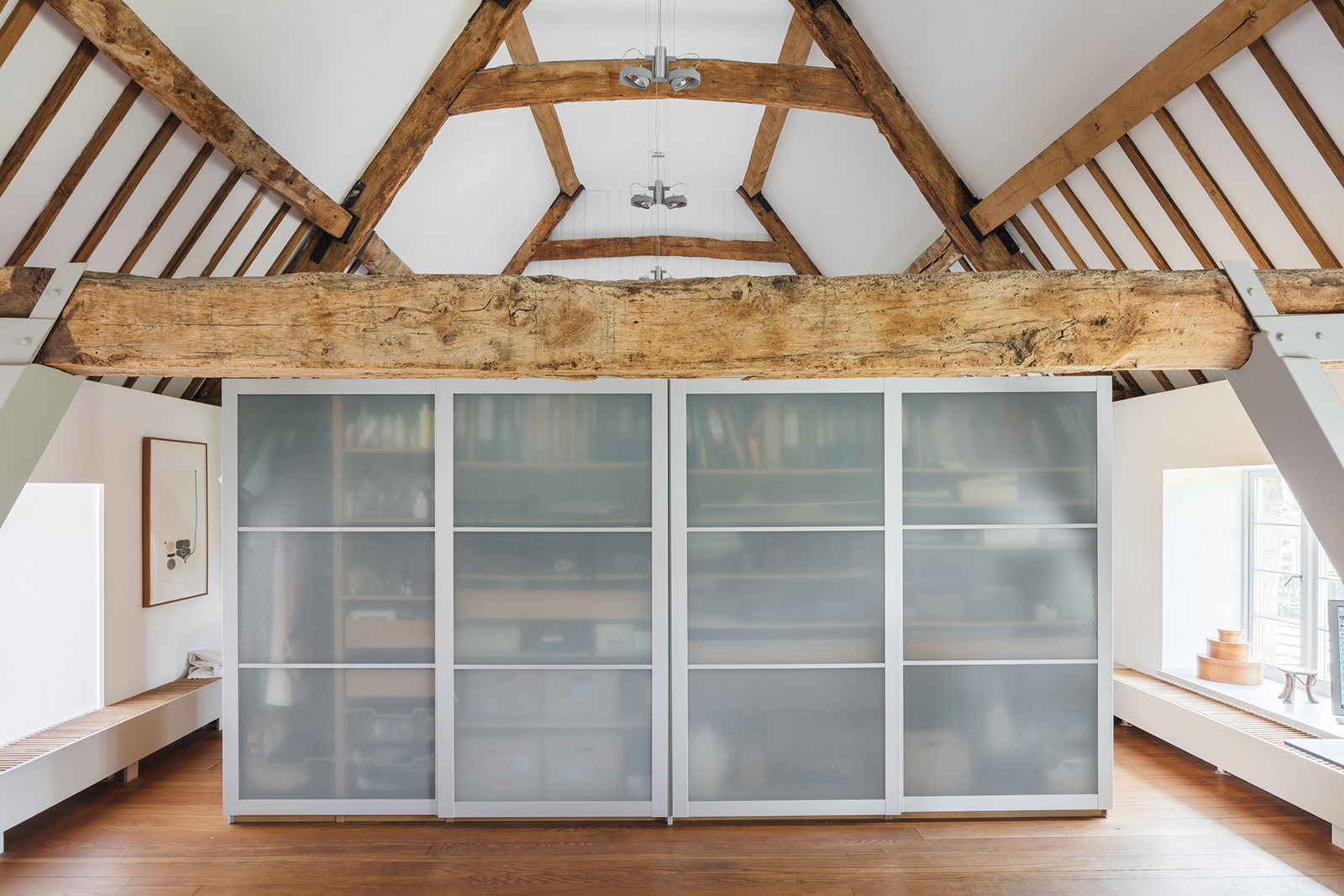 chambre avec poutres et armoire vitrée