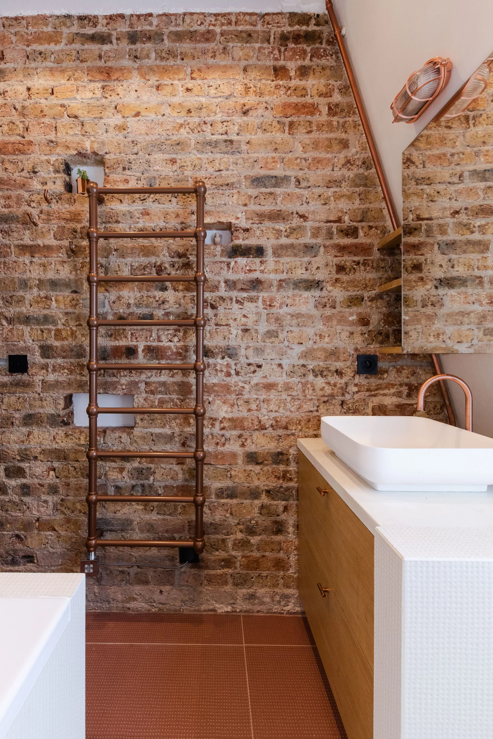 salle de bain mur de briques