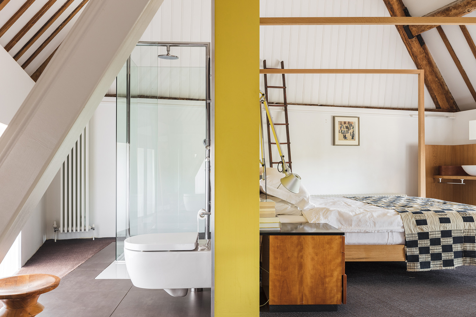 chambre avec poutres et salle de bain décoration design