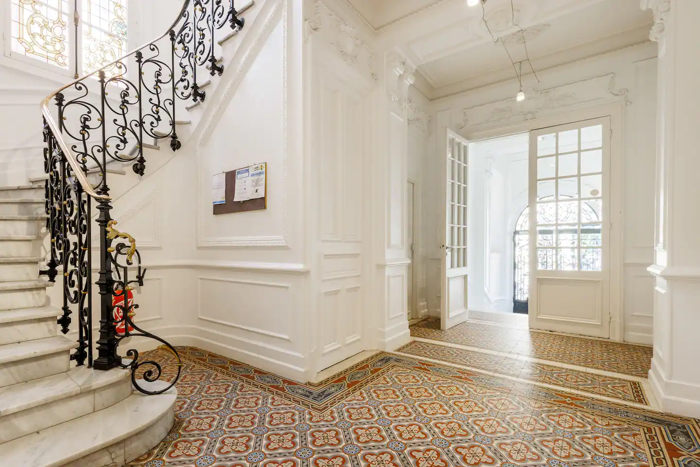 hall avec carreaux de ciment immeuble ancien classé hall avec carreaux de ciment immeuble ancien classé