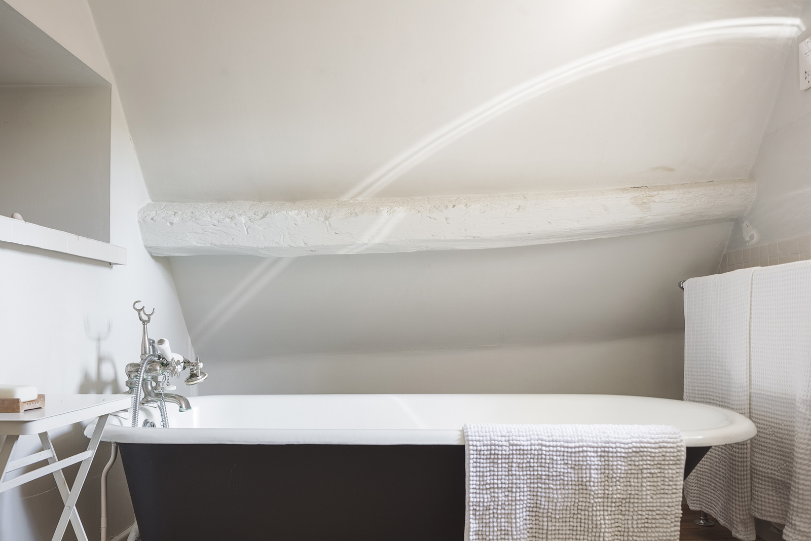 salle de bain rétro avec poutre blanche