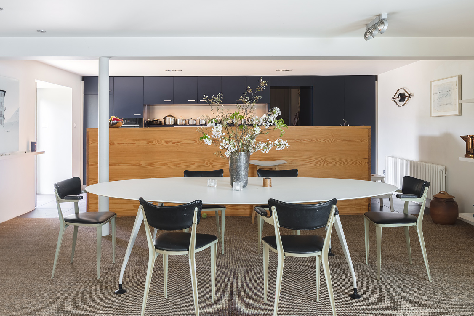 salle à manger avec table ovale