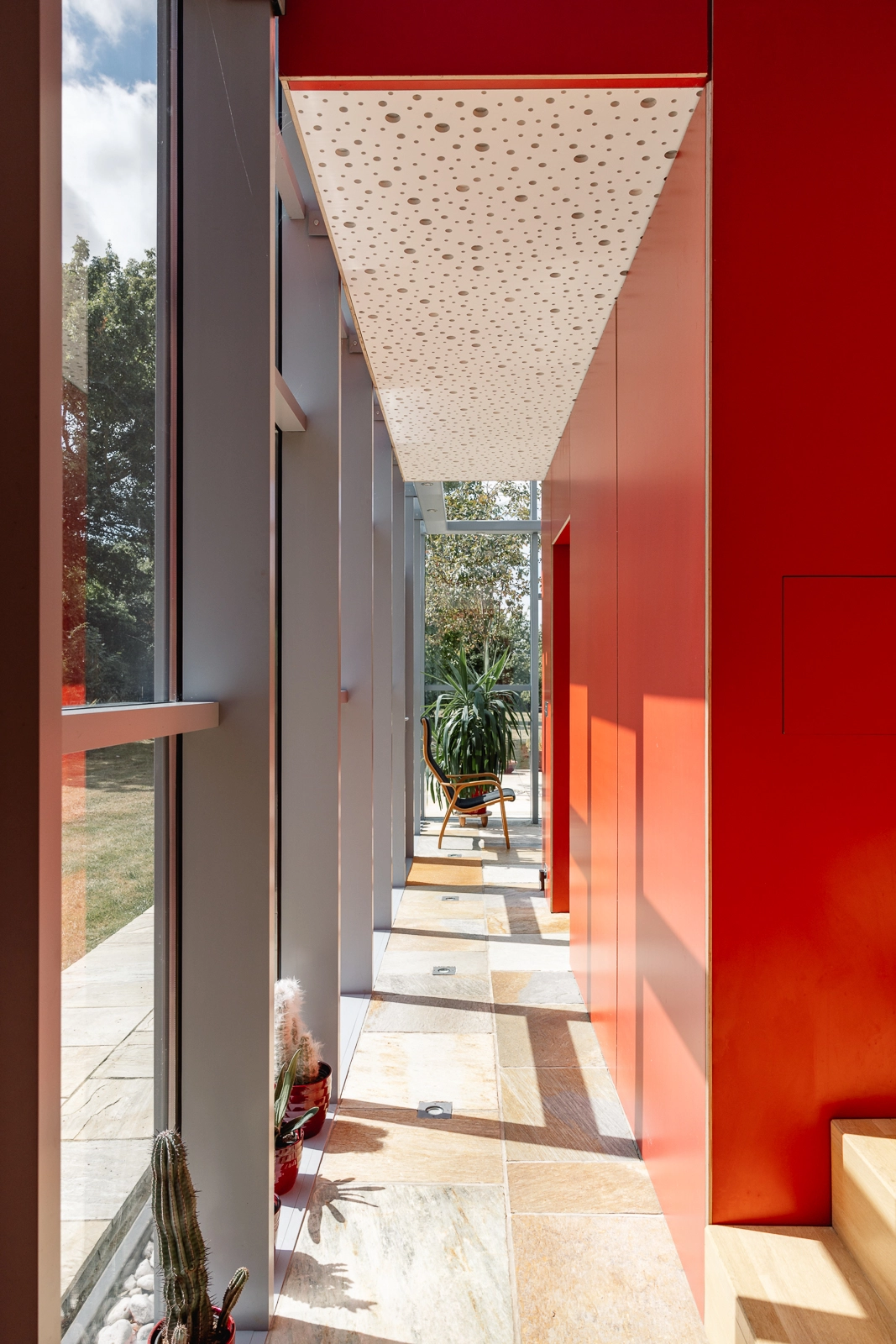 couloir peint en rouge couloir peint en rouge