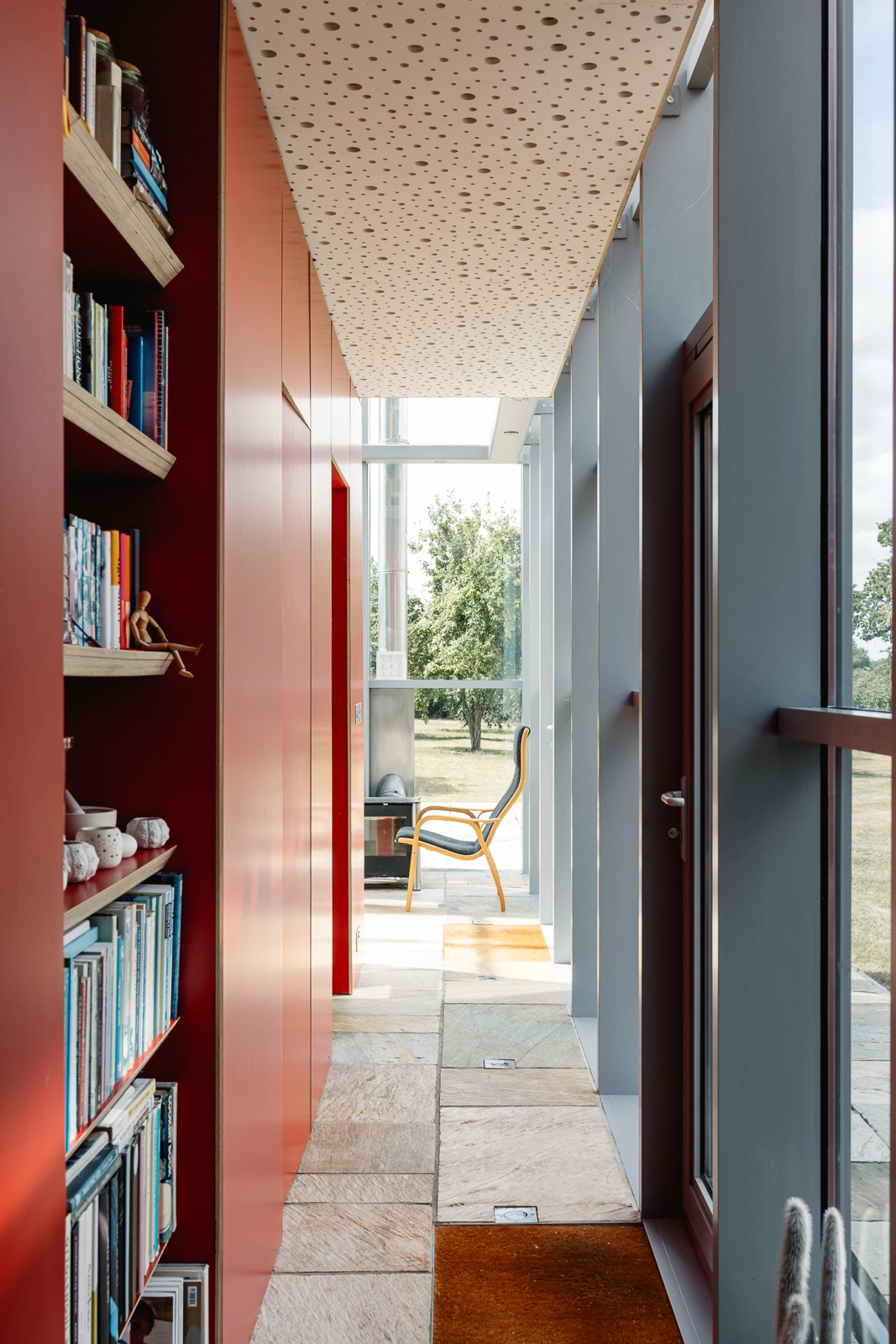 couloir peint en rouge avec bibliothèque couloir peint en rouge avec bibliothèque