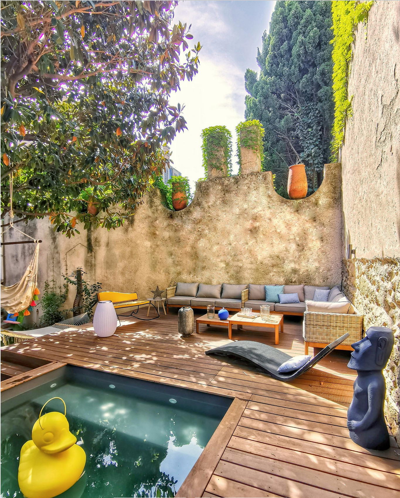 mini piscine intégrée dans terrasse bois jardin de ville