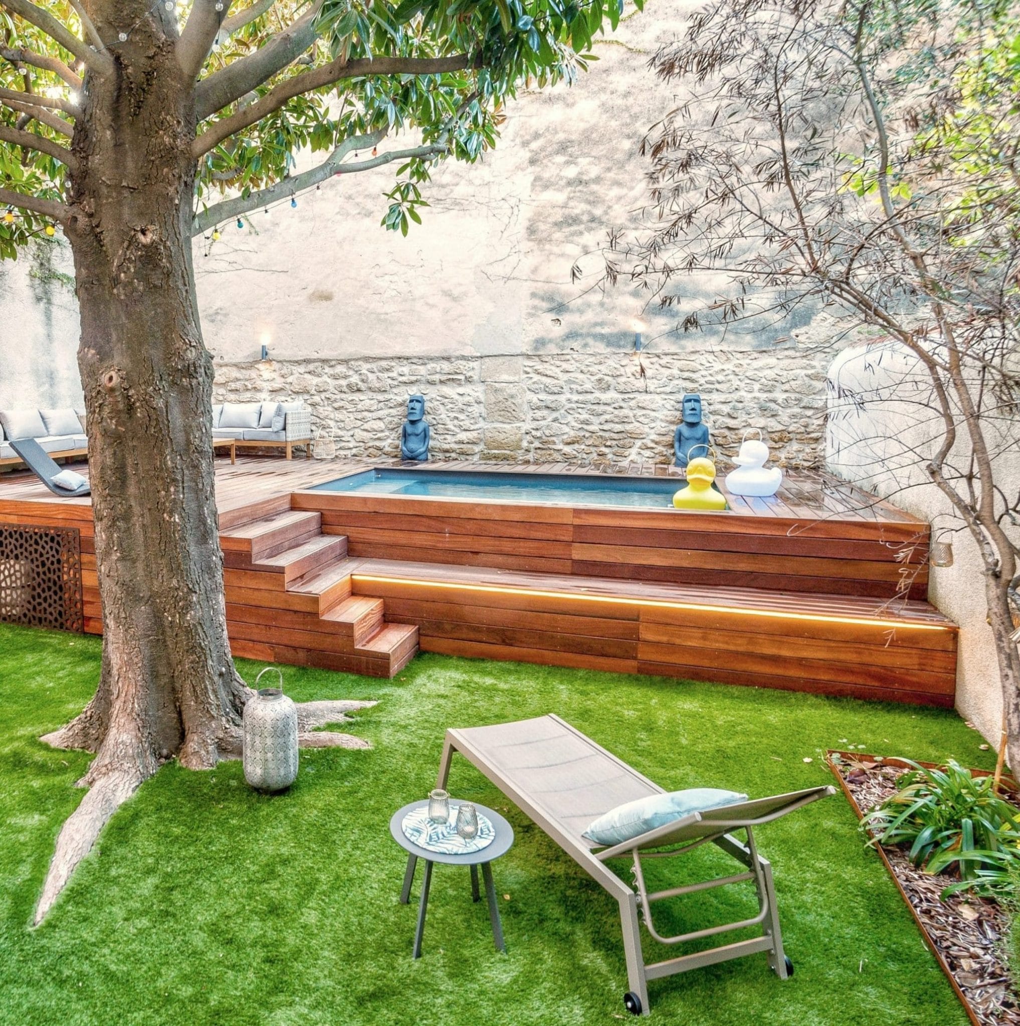 jardin de ville avec piscine et gazon synthétique