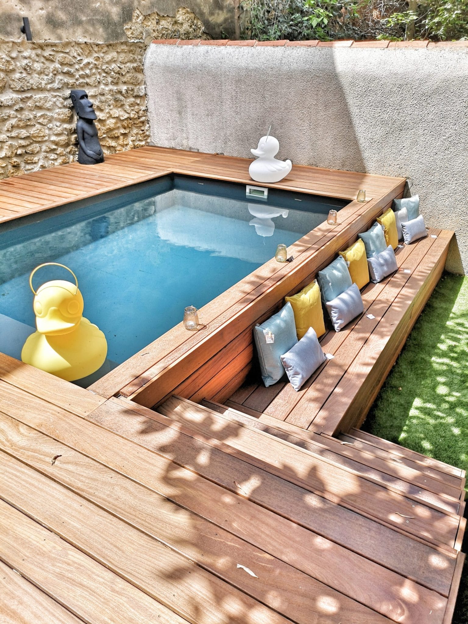 mini piscine intégrée dans terrasse bois jardin de ville