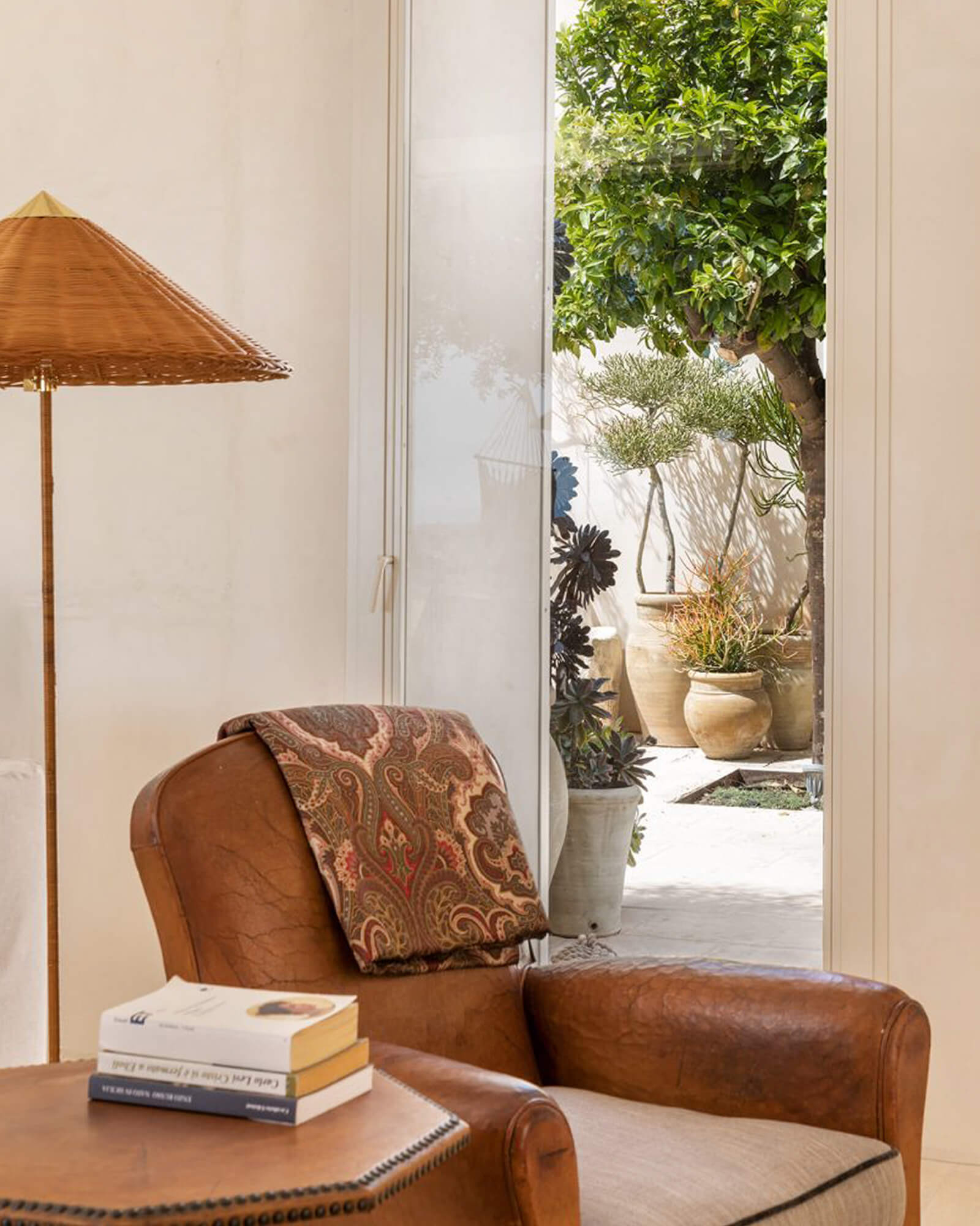 salon avec fauteuil club cuir maison contemporaine salon avec fauteuil club cuir maison contemporaine