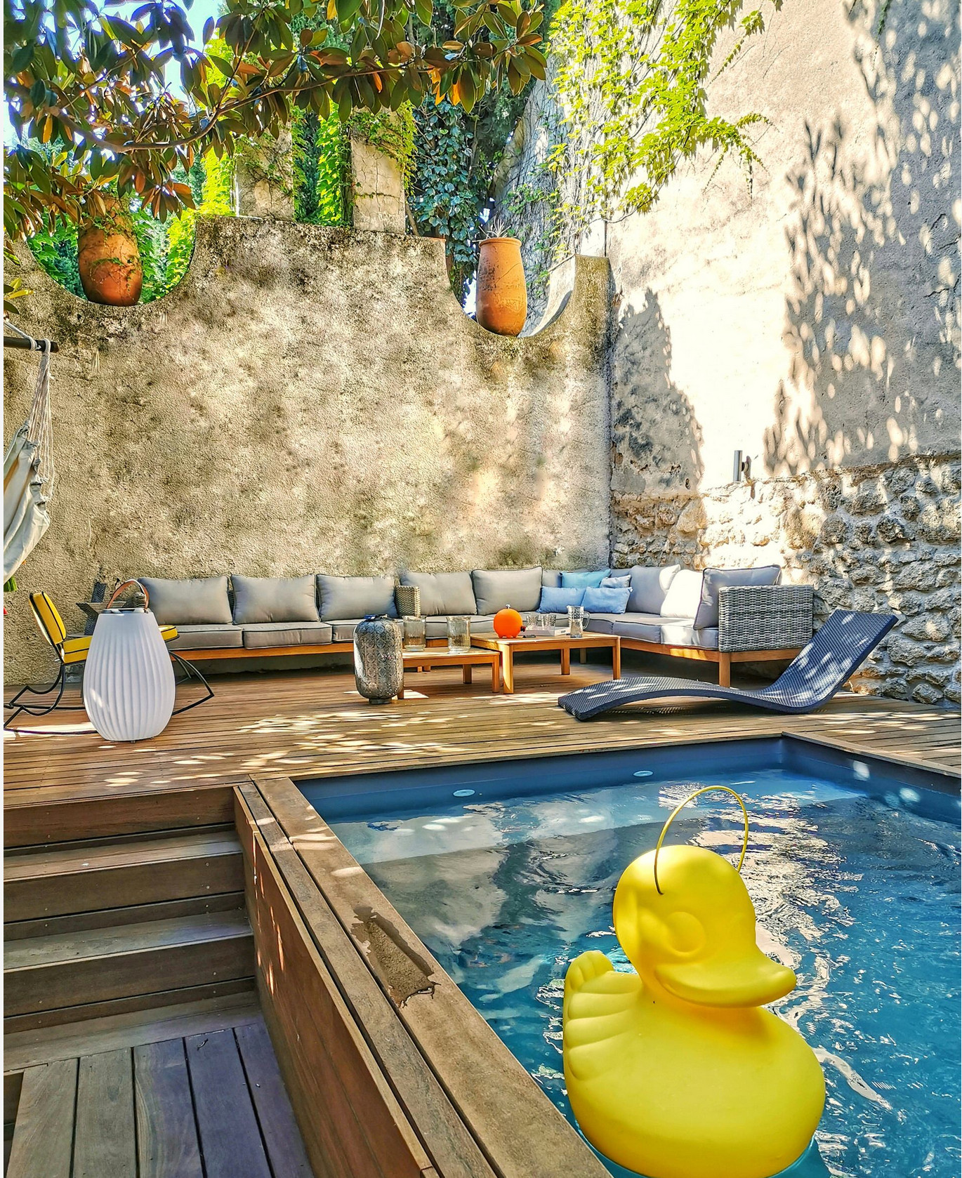 mini piscine intégrée dans terrasse bois jardin de ville