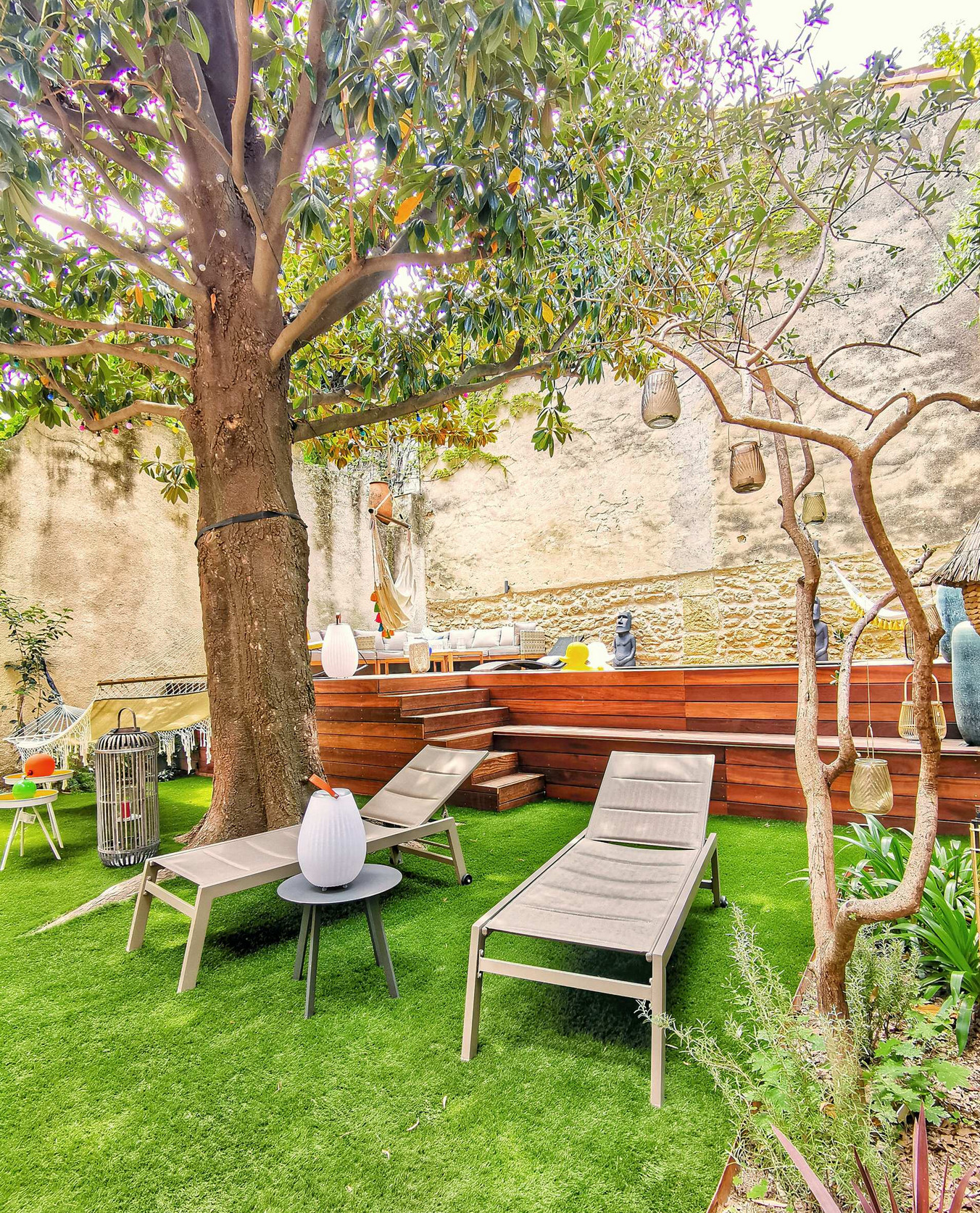 jardin de ville avec gazon synthétique