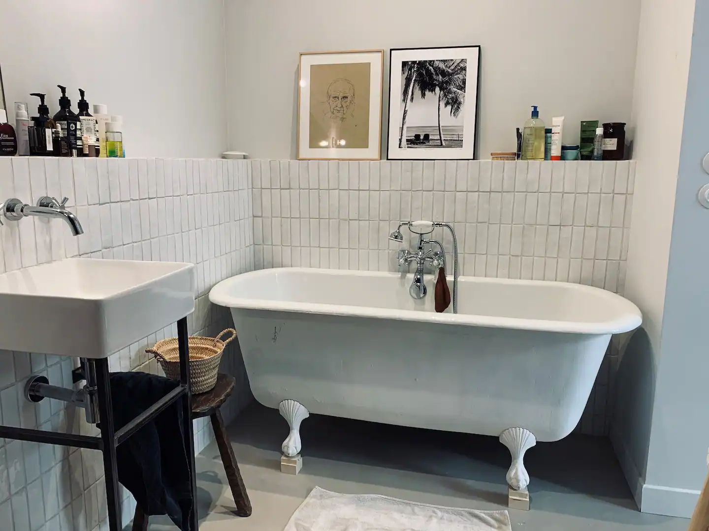 salle de bain avec baignoire pied de lion