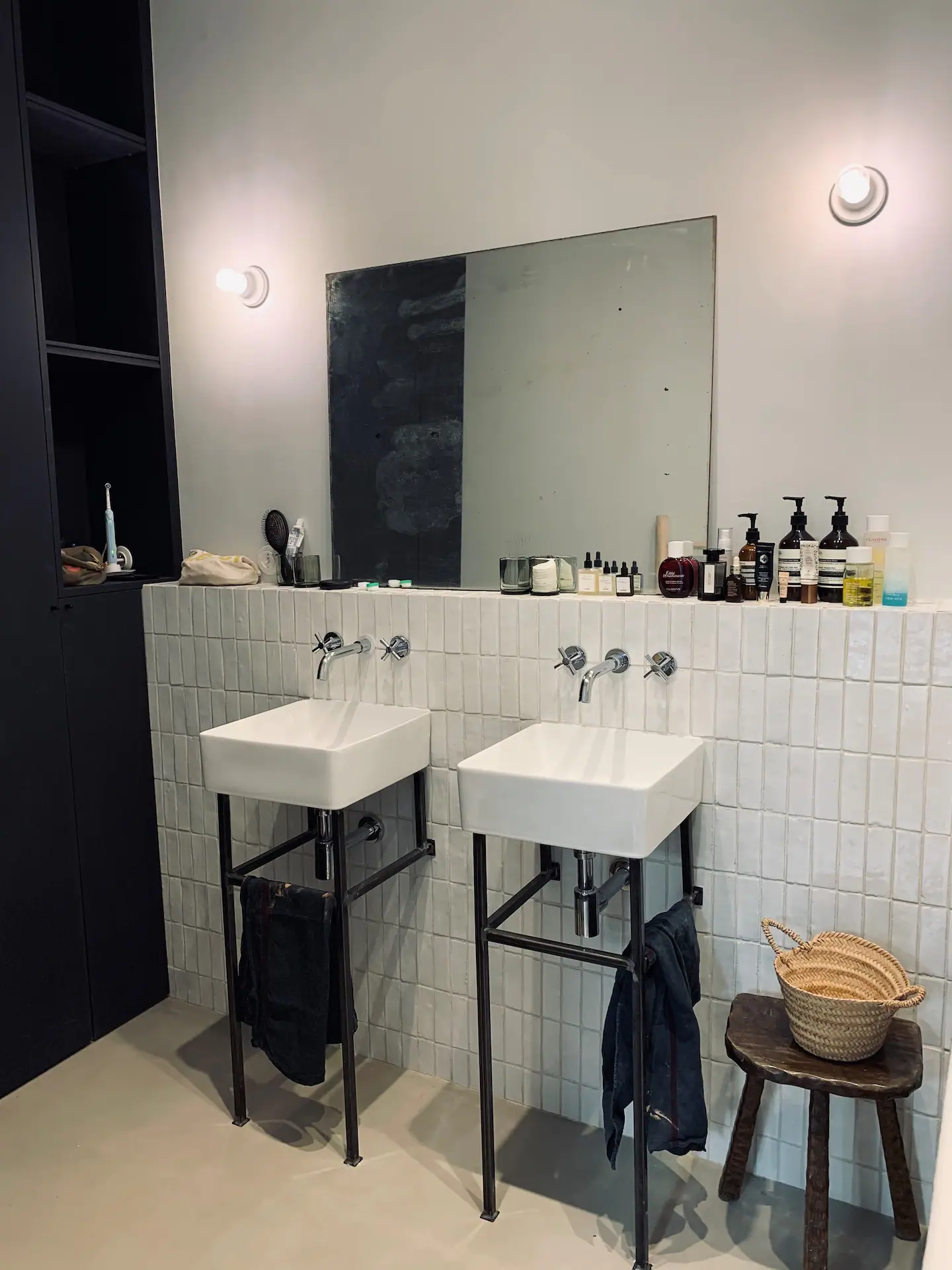 salle de bain design noire et blanche