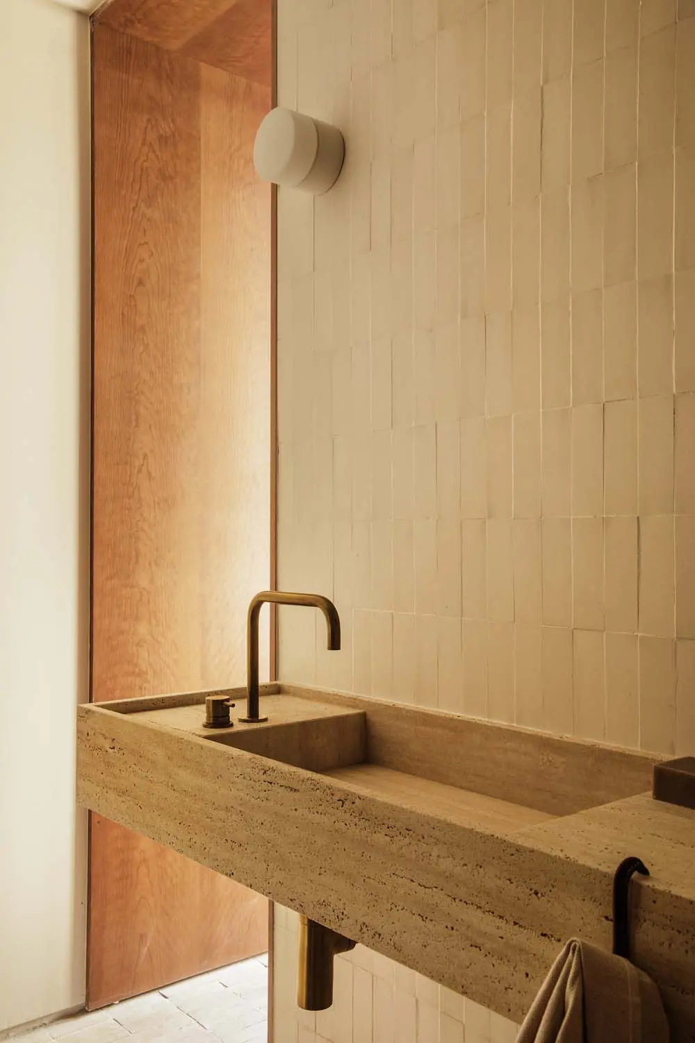 salle de bain vasque en travertin