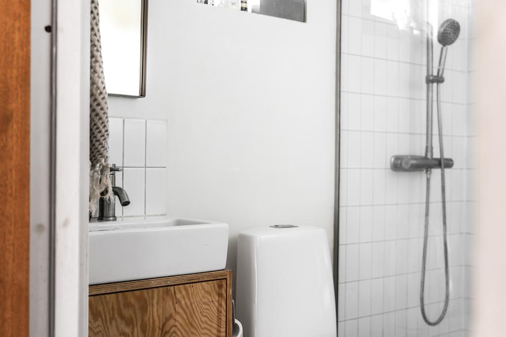 salle de bain blanche et bois