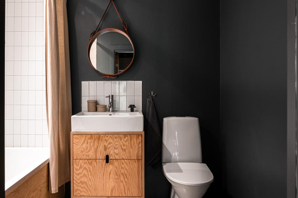 salle de bain noire et bois