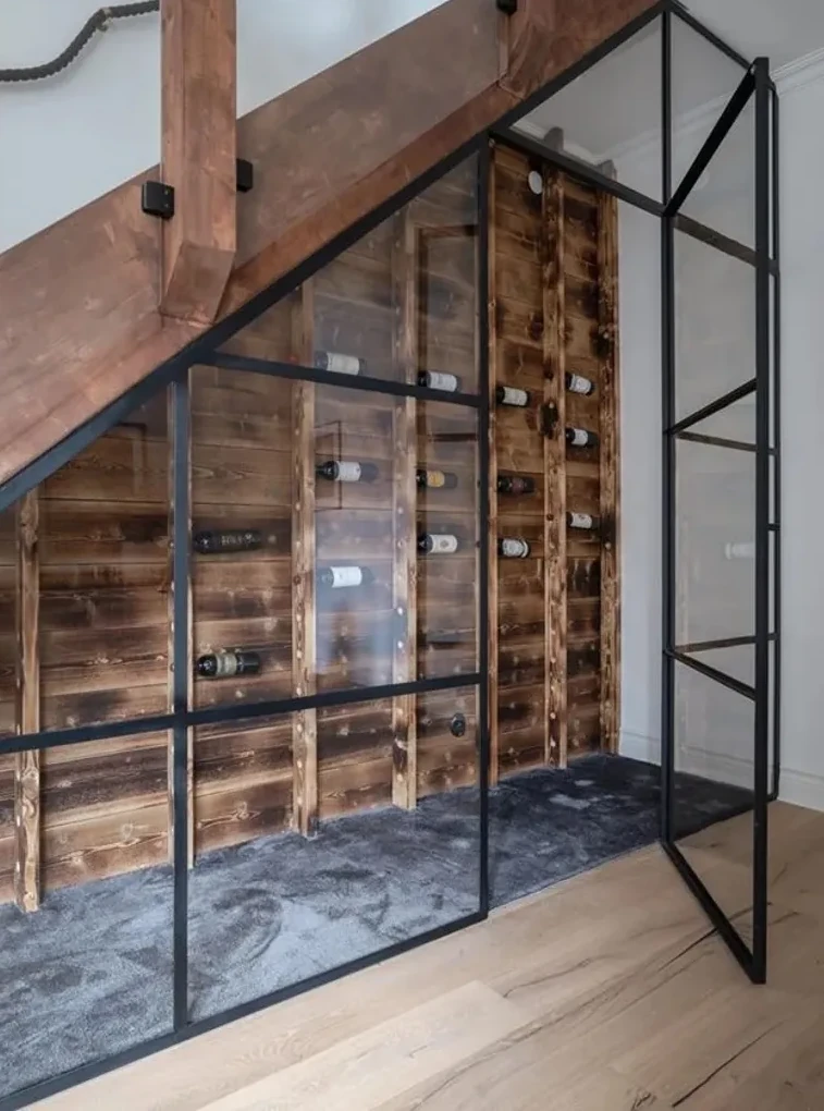 cave à vin sous escalier avec verrière