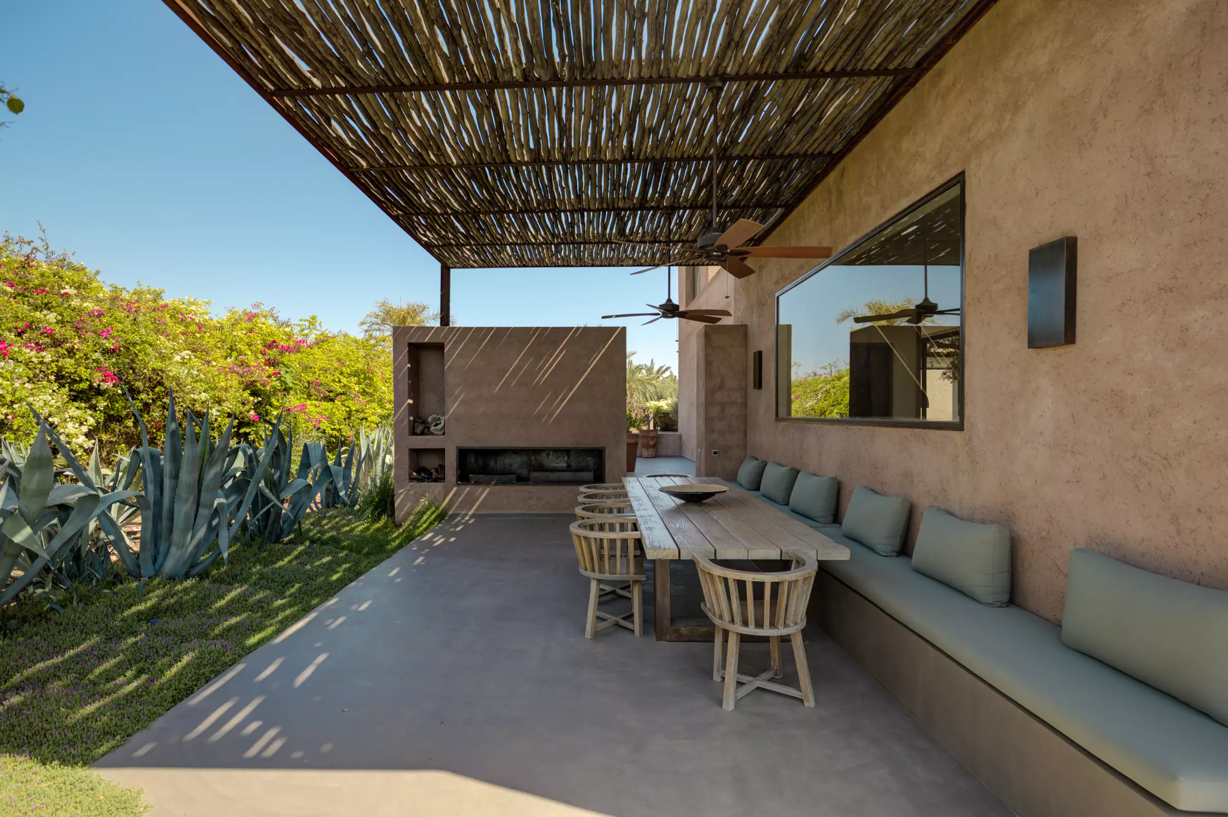 terrasse avec pergola et canisses décoration contemporaine