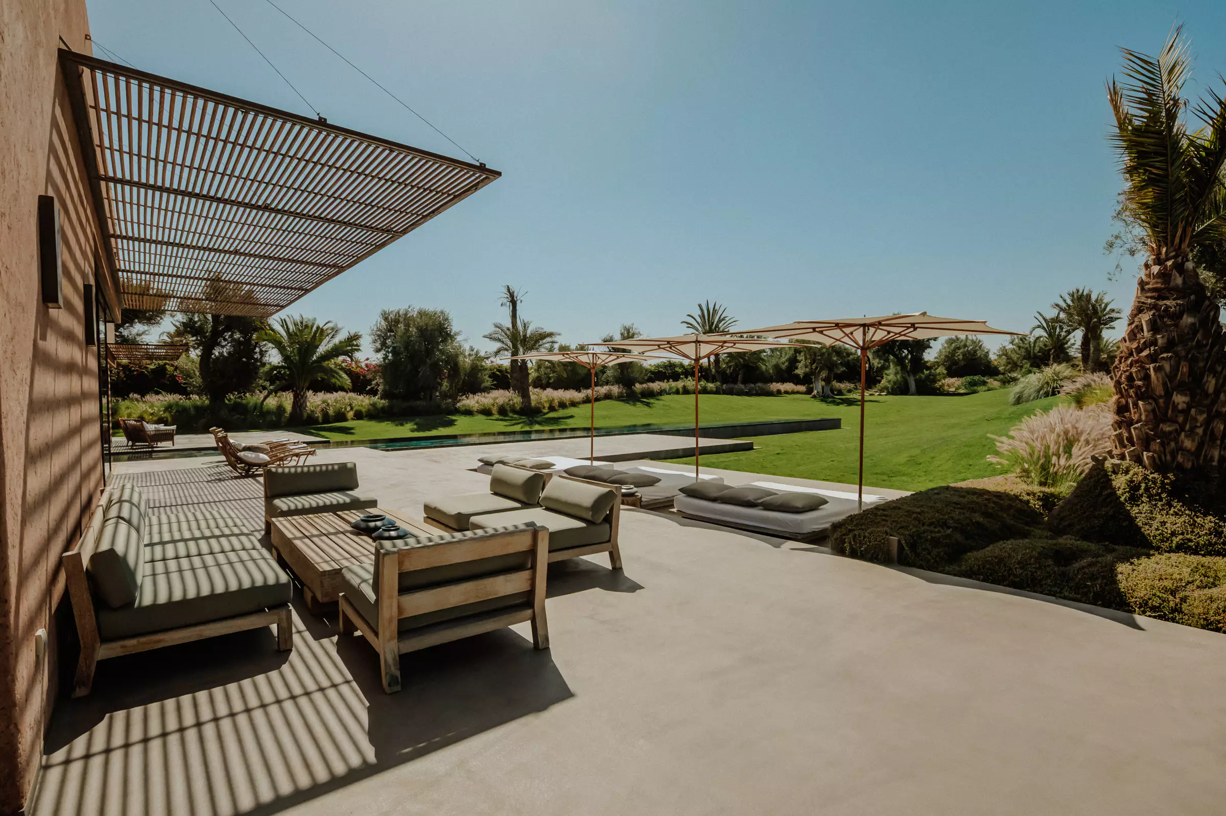 terrasse avec pergola et piscine décoration contemporaine