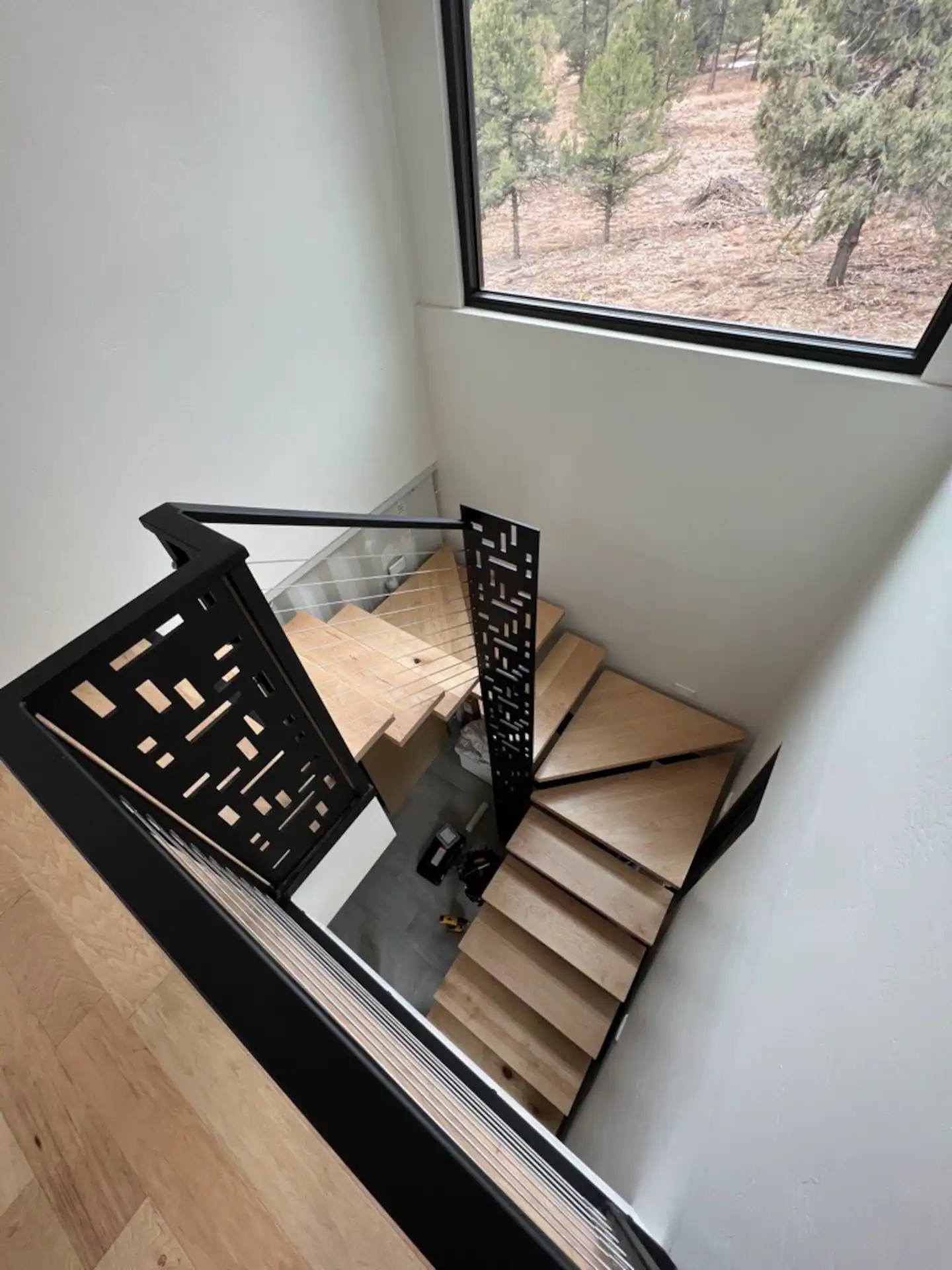 escalier bois et acier maison container