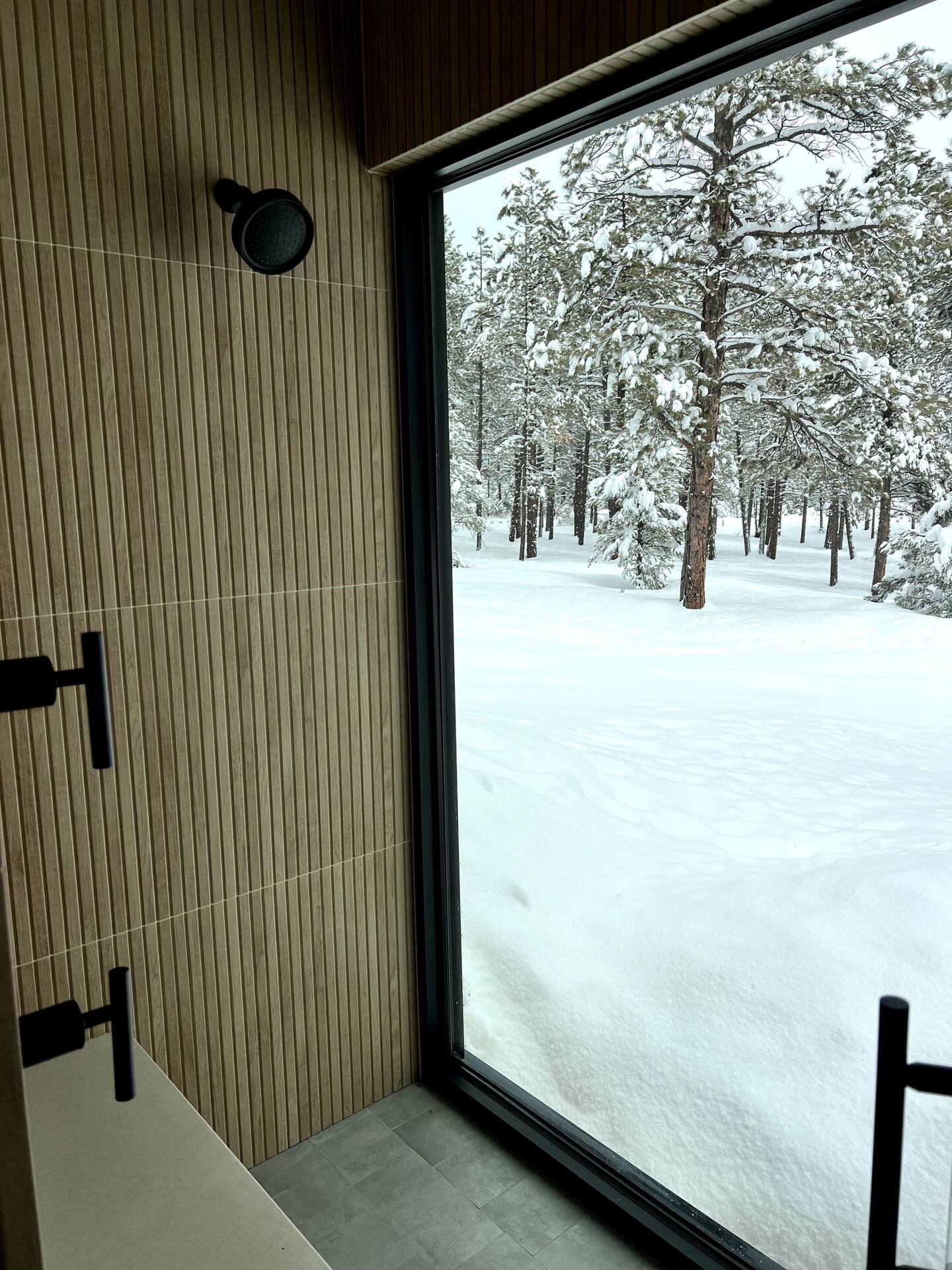 salle de bain design avec baie vitrée