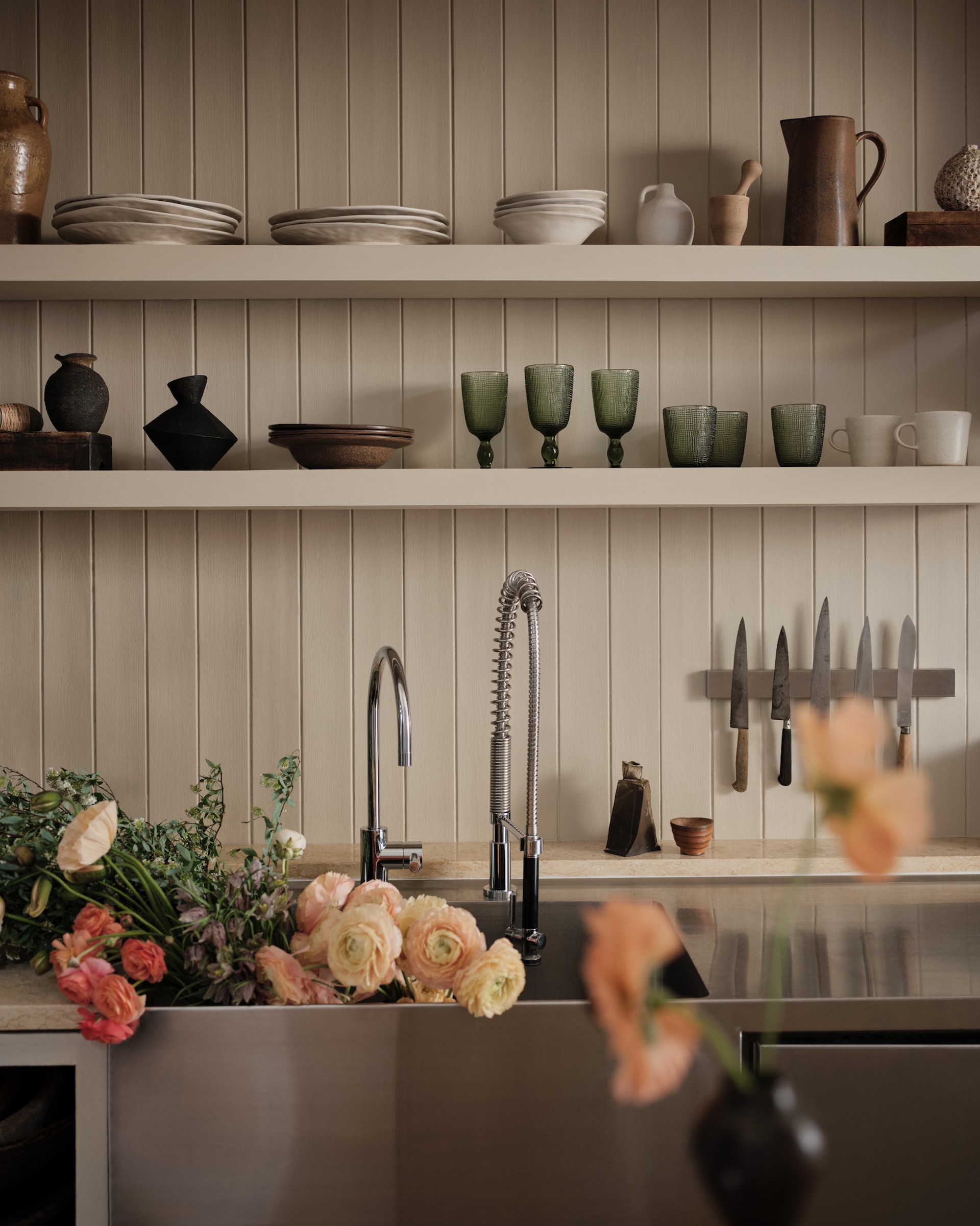 cuisine avec étagères ouvertes décoration naturelle