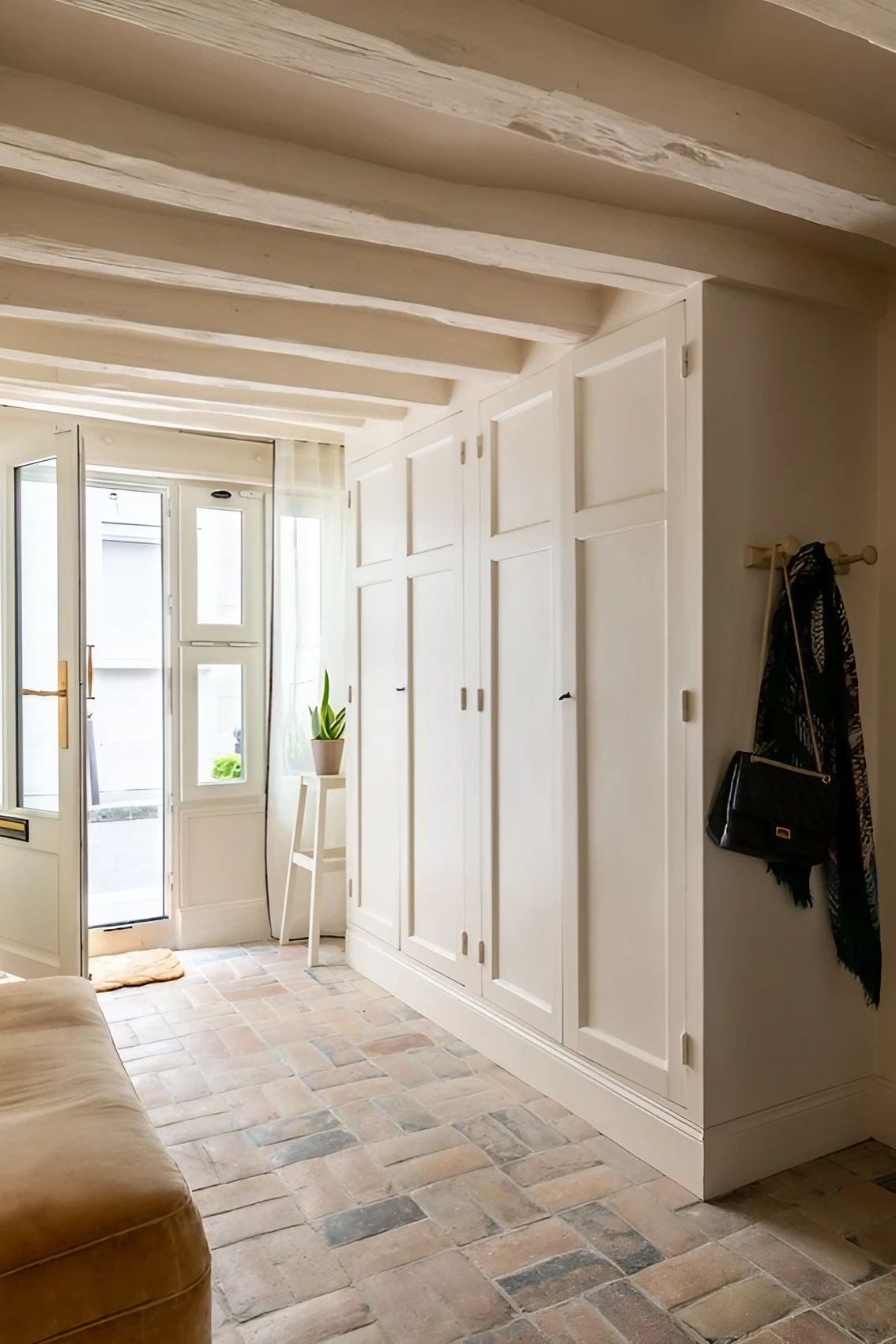 entrée appartement rénové avec poutres et terre cuite