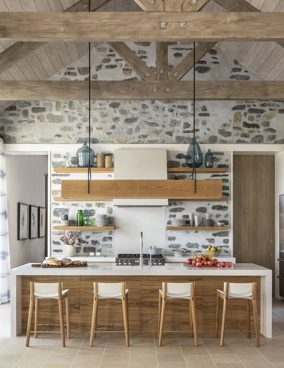 cuisine designe avec poutres et mur de pierres cuisine designe avec poutres et mur de pierres