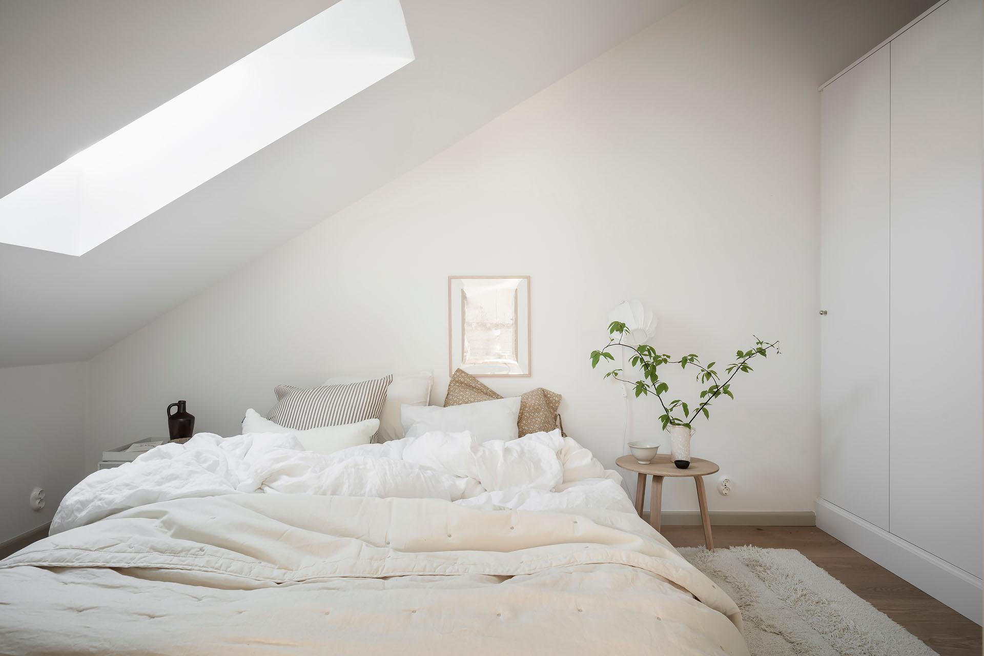 chambre mansardée décoration beige et blanche