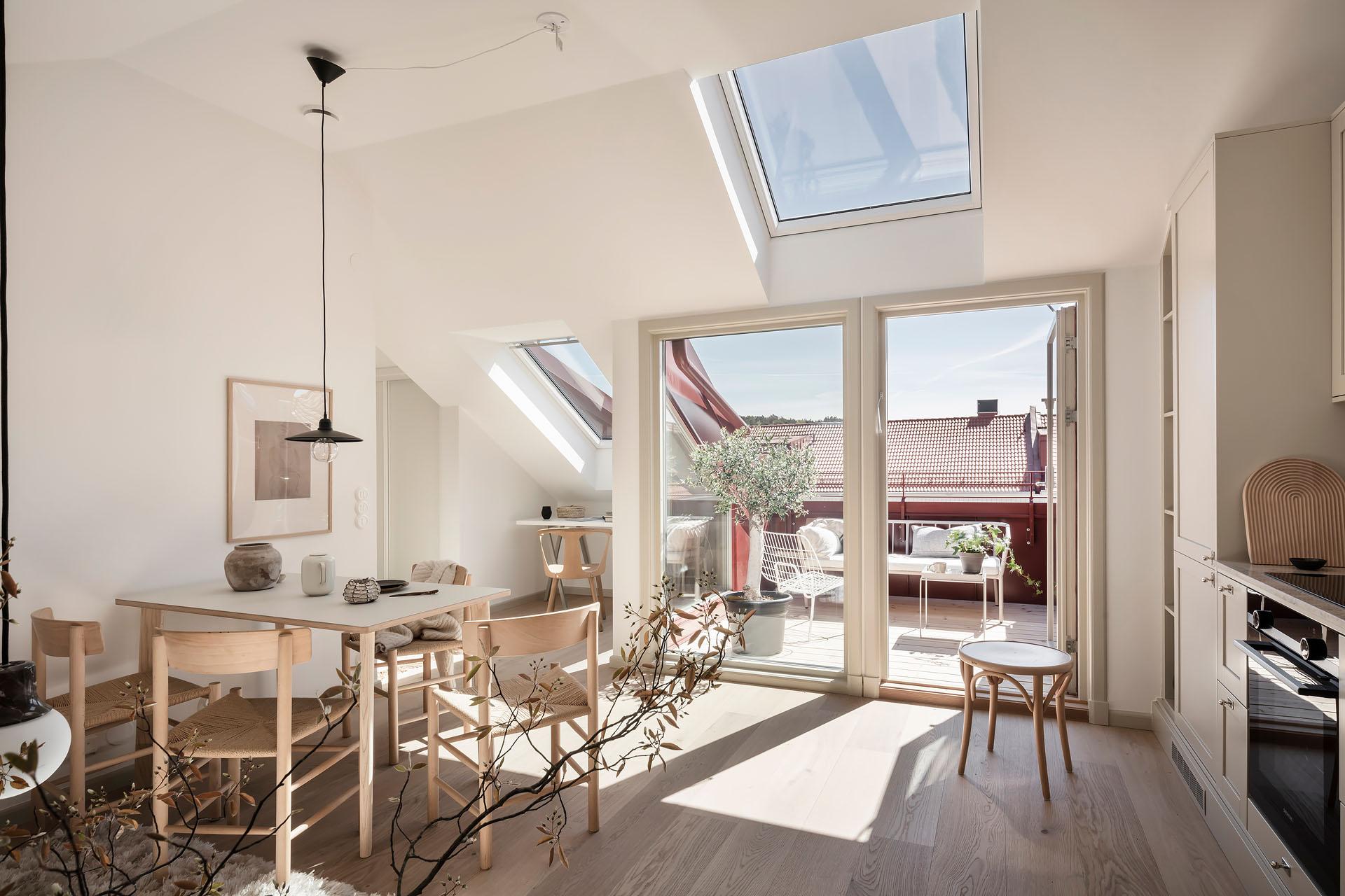 salle à manger avec baie vitrée sur terrasse