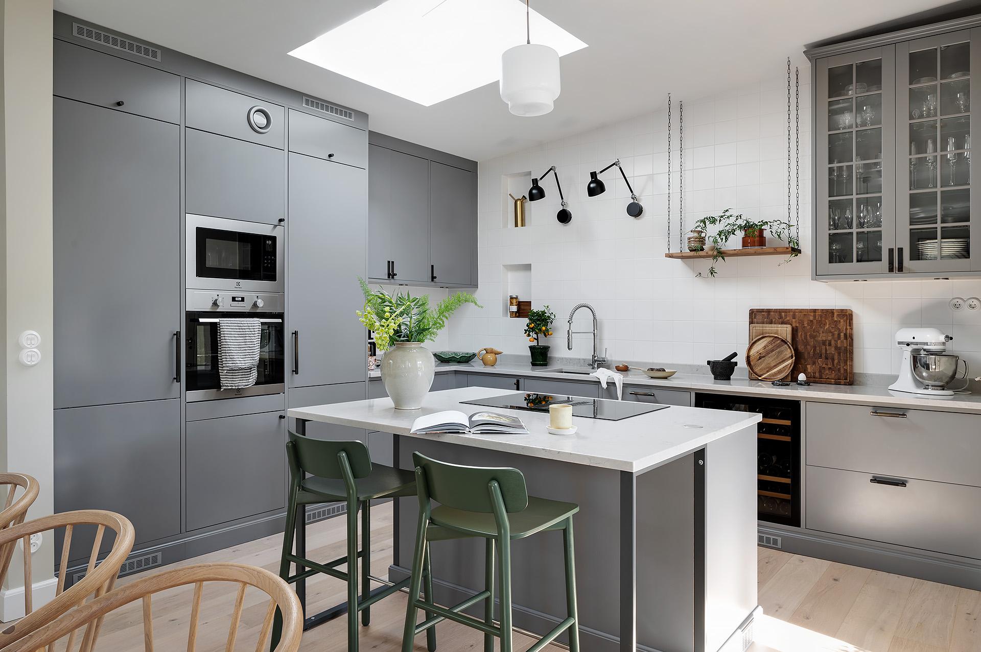 cuisine design grise avec skylight cuisine design grise avec skylight