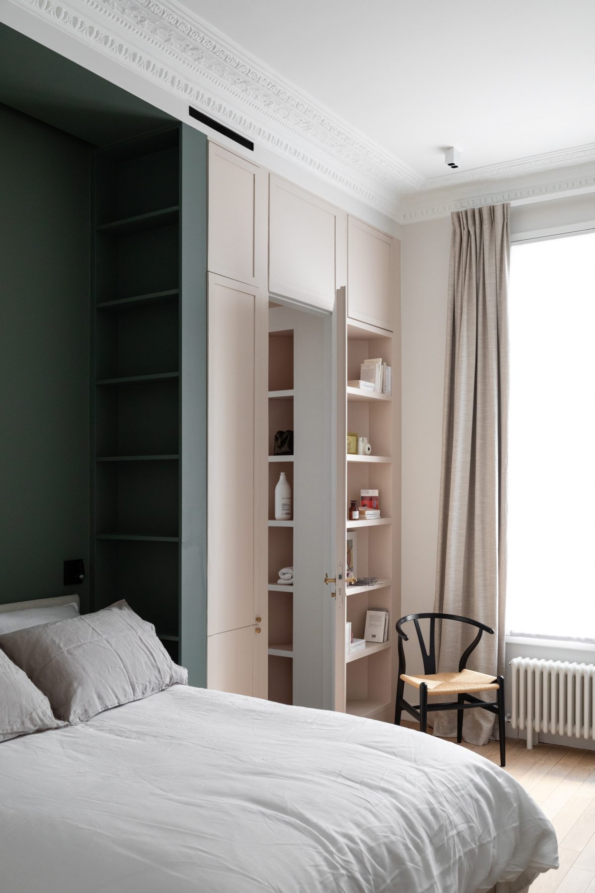 chambre appartement haussmannien Paris décoration design chambre appartement haussmannien Paris décoration design