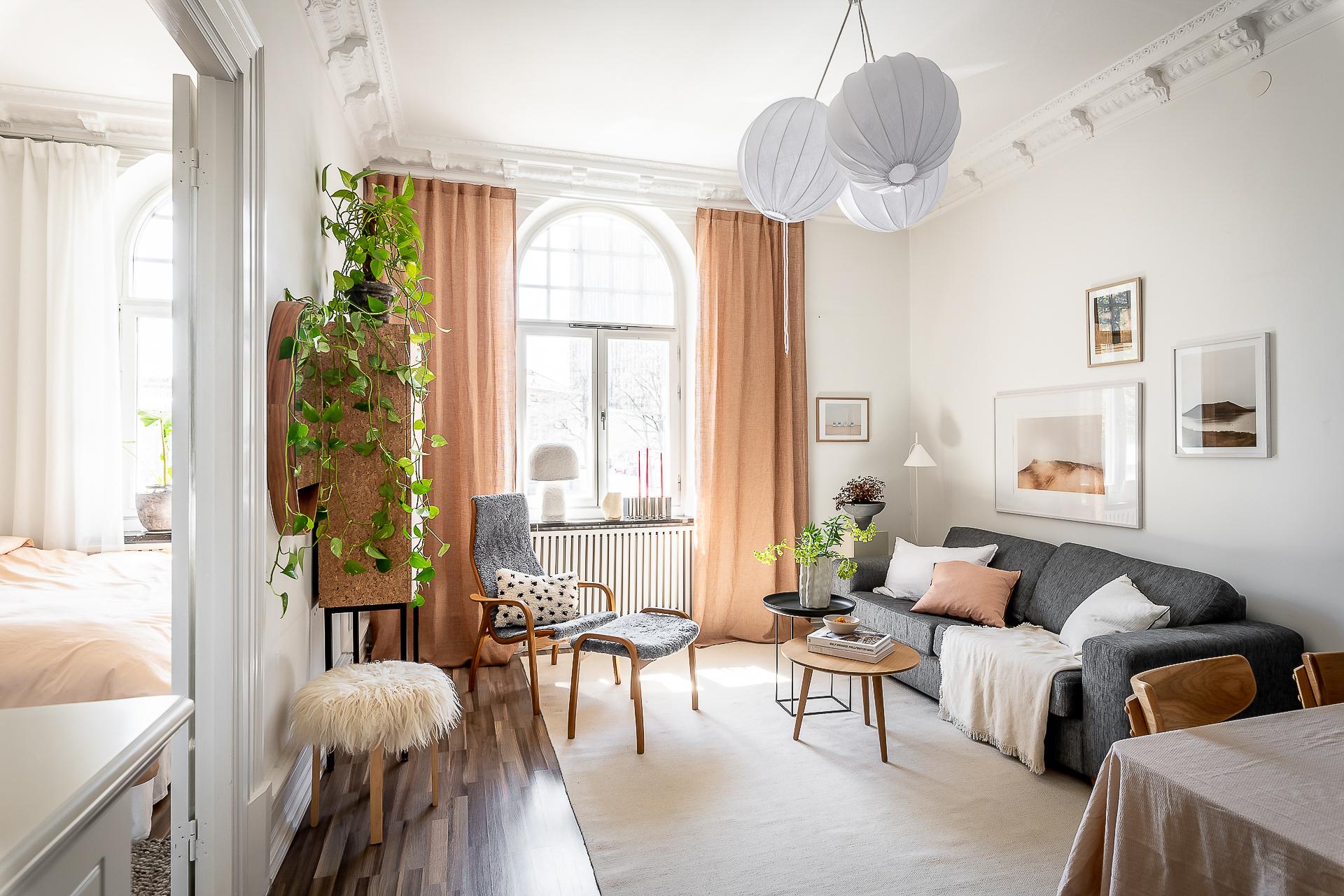 salon avec moulures décoration contemporaine et scandinave