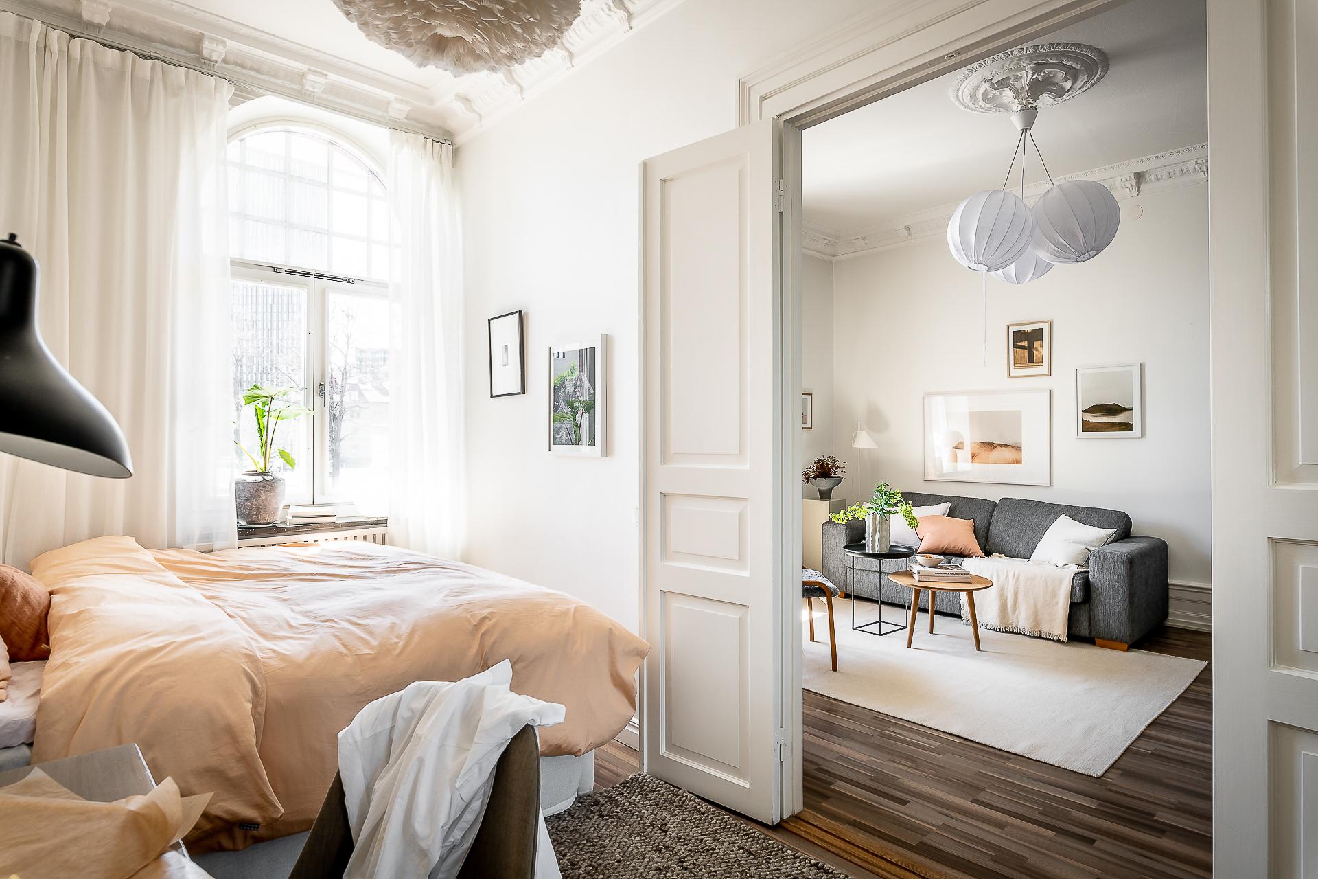 chambre avec moulures décoration contemporaine et scandinave