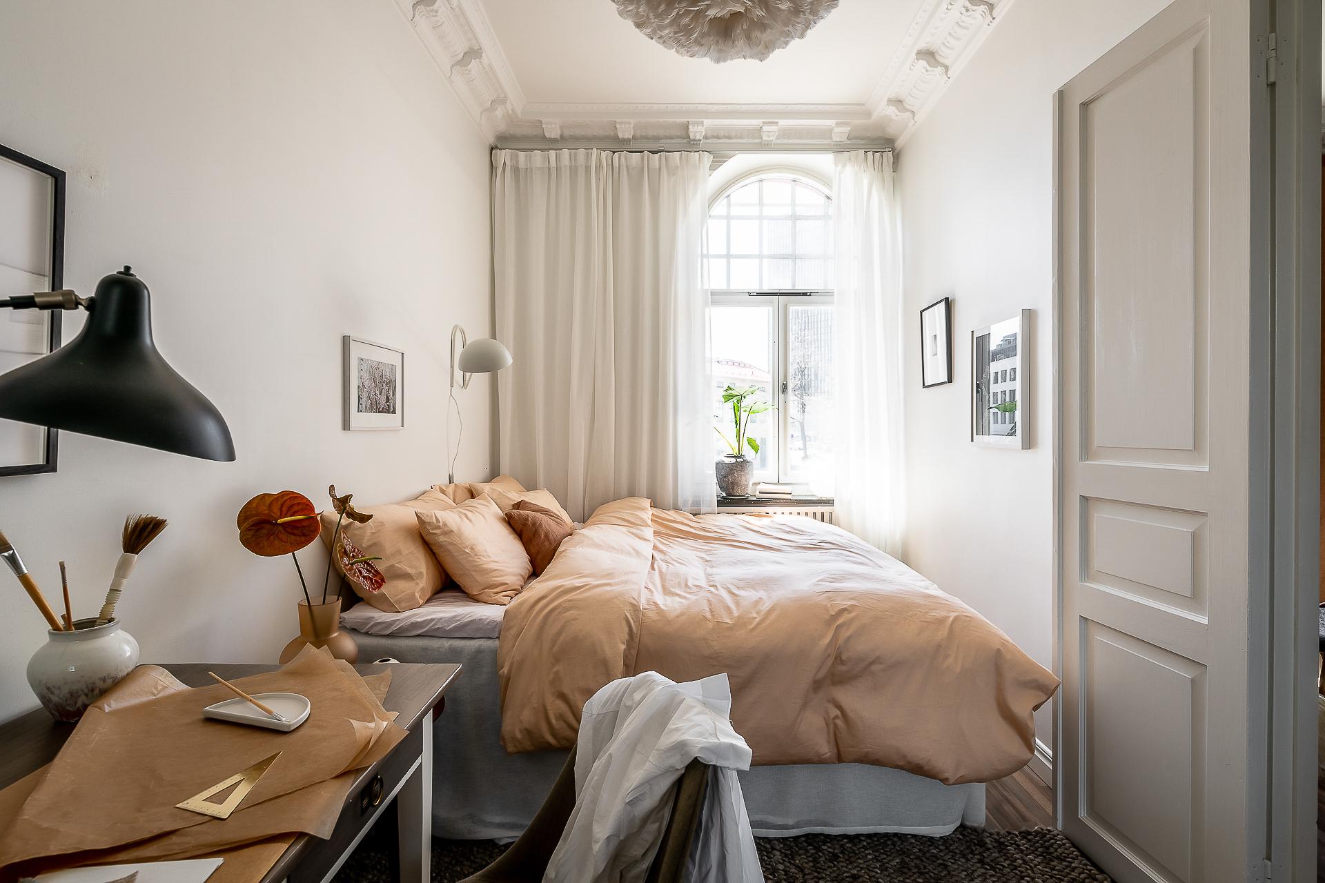 chambre avec moulures décoration contemporaine et scandinave